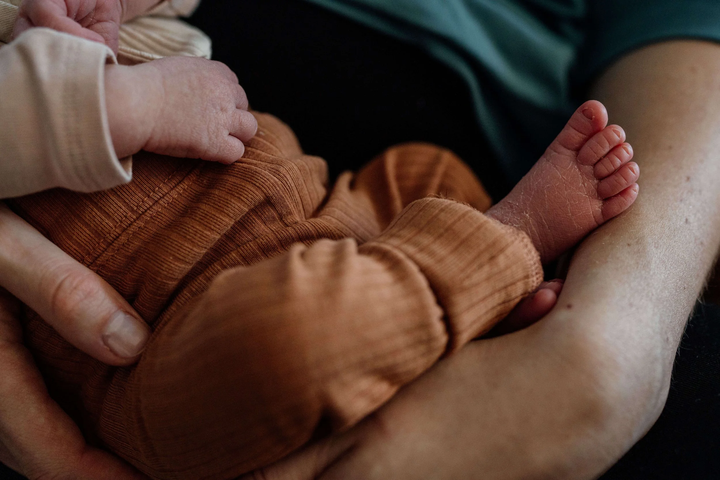 Detailaufnahme von Füßen und Hand eines Neugeborenen