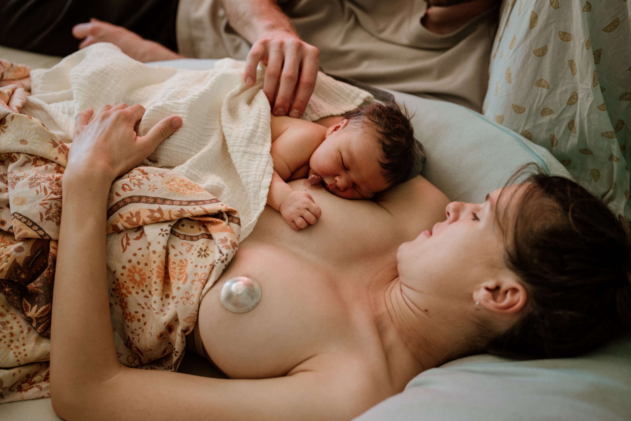 neugeborenes schläft an mamas brust im wochenbett