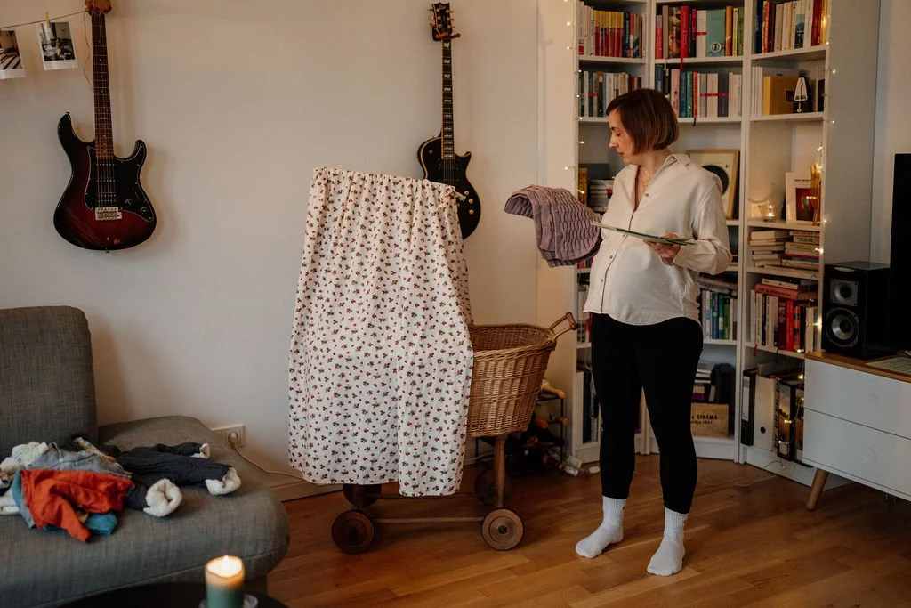 Schwangere Mutter plant und bereitet Babyzimmer vor, natürliche Schwangerschaftsfotografie