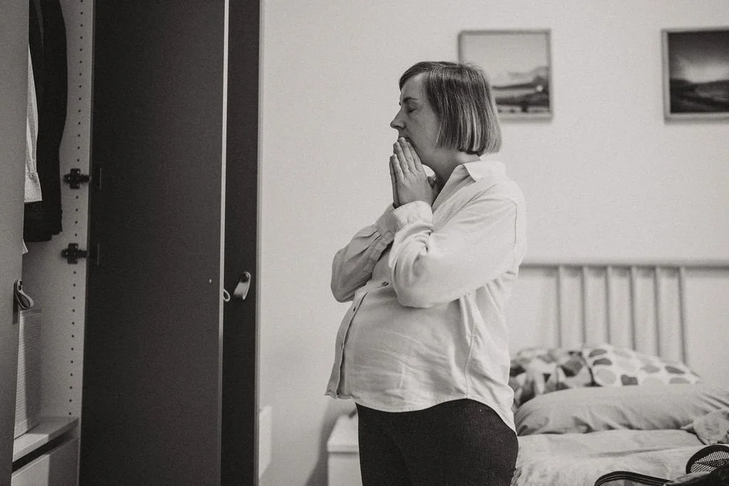 Hochschwangere Frau allein im Zimmer kurz vor der Geburt, ehrliche Schwangerschaftsfotografie Berlin