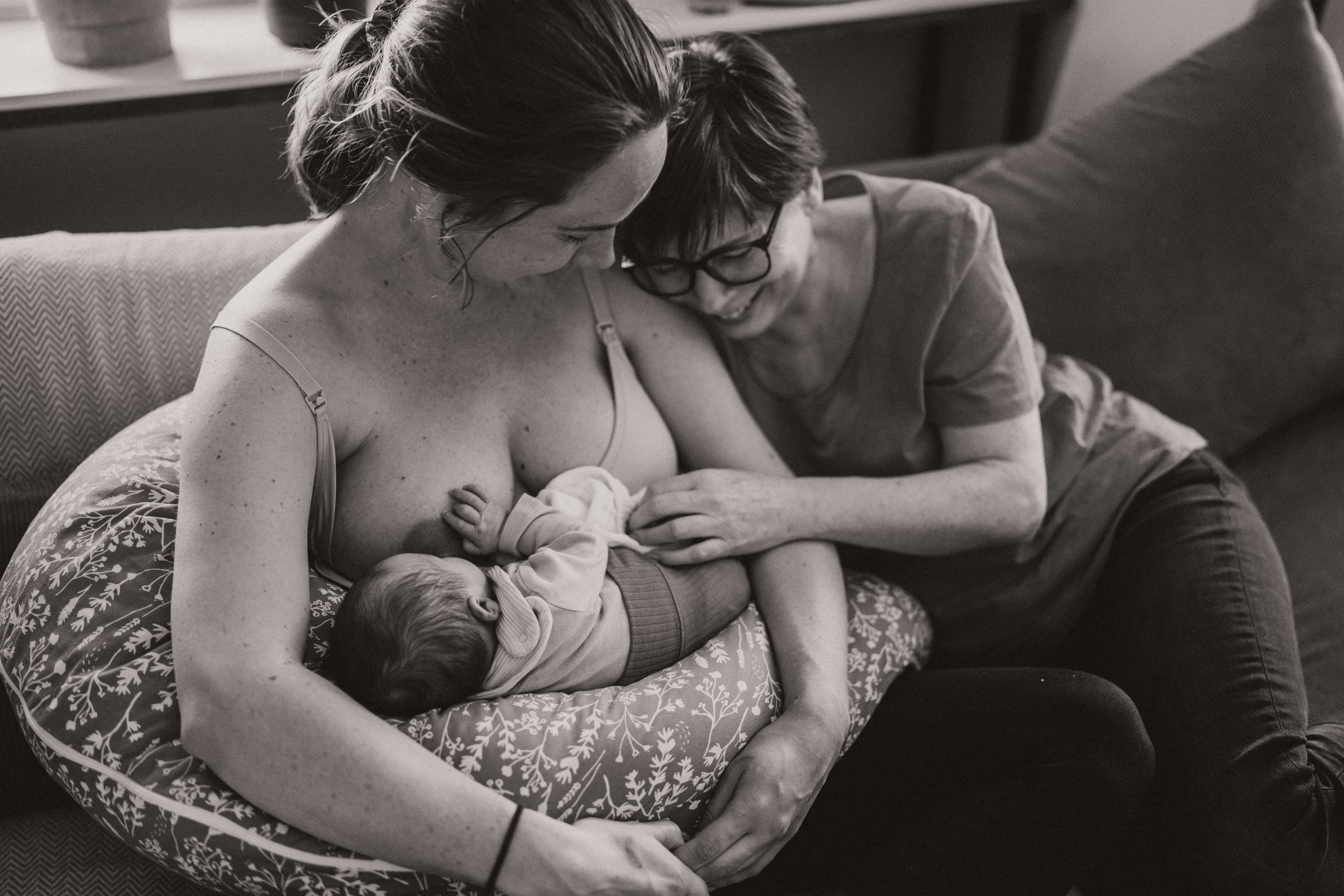 alleinerziehende Mama mit oma im wochenbett