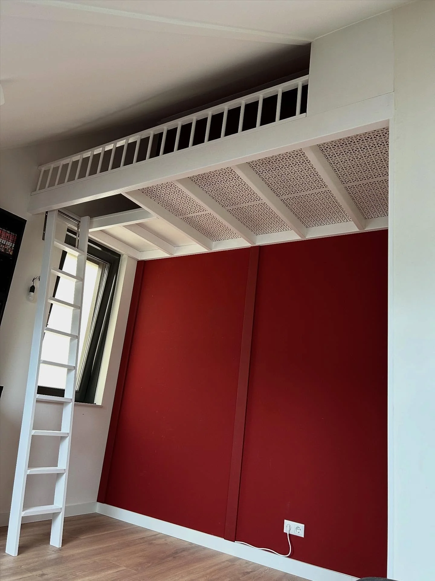 Voor deze opdracht hebben we een op maat gemaakte hoogslaper mogen ontwerpen en maken!🛏️📐

Strak wit houtwerk in contrast met de dieprode muur zorgt voor een warme, moderne uitstraling✨

De ingebouwde ladder en het hekwerk maken het niet alleen pra