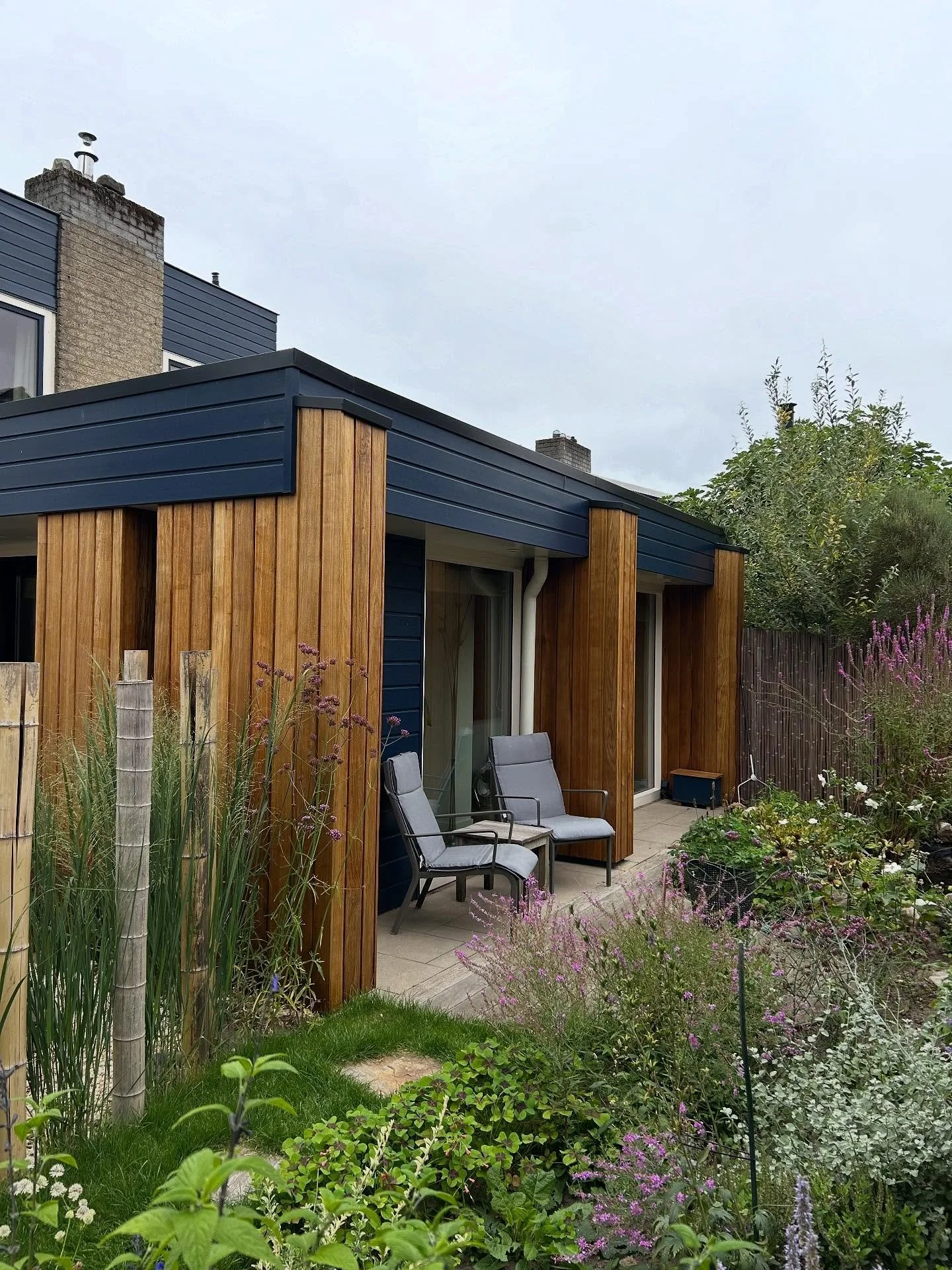 Warmte en karakter aan de gevel! 🏡

Voor dit project hebben we een woning met oude bakstenen (zie laatste foto) mogen voorzien van een nieuwe look door een Frak&eacute; houten gevelbekleding te monteren.

Het natuurlijke hout gecombineerd met het di