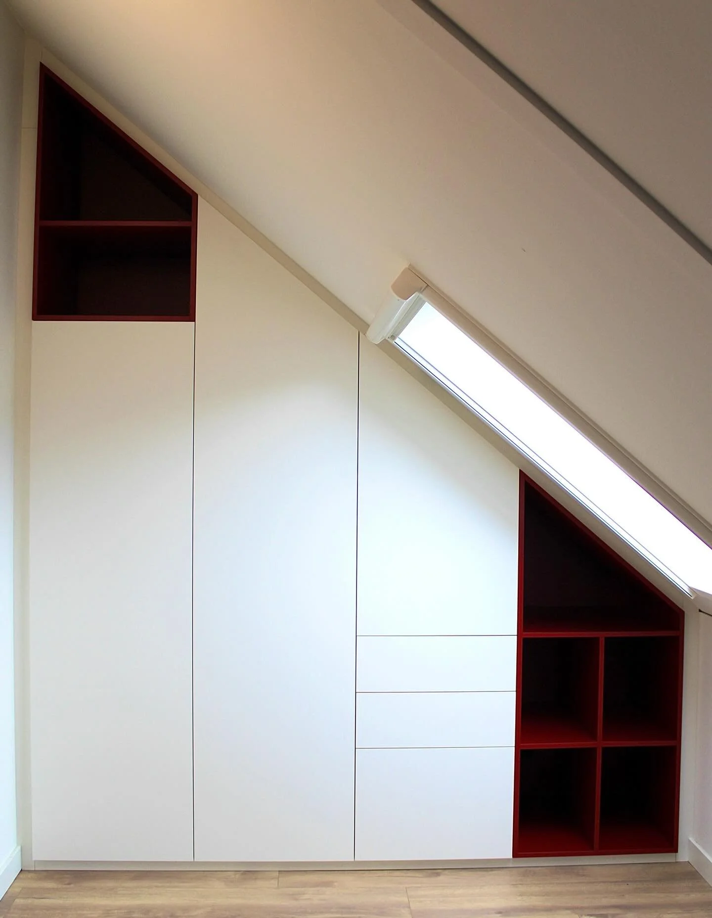 &ldquo;Alsof het altijd zo is geweest.&rdquo; Dat was de reactie van de klant na plaatsing van deze kledingkast.

Voor deze slaapkamer hebben we een kledingkast onder een schuin dak gerealiseerd.

Strakke witte fronten zorgen voor rust, terwijl de ro