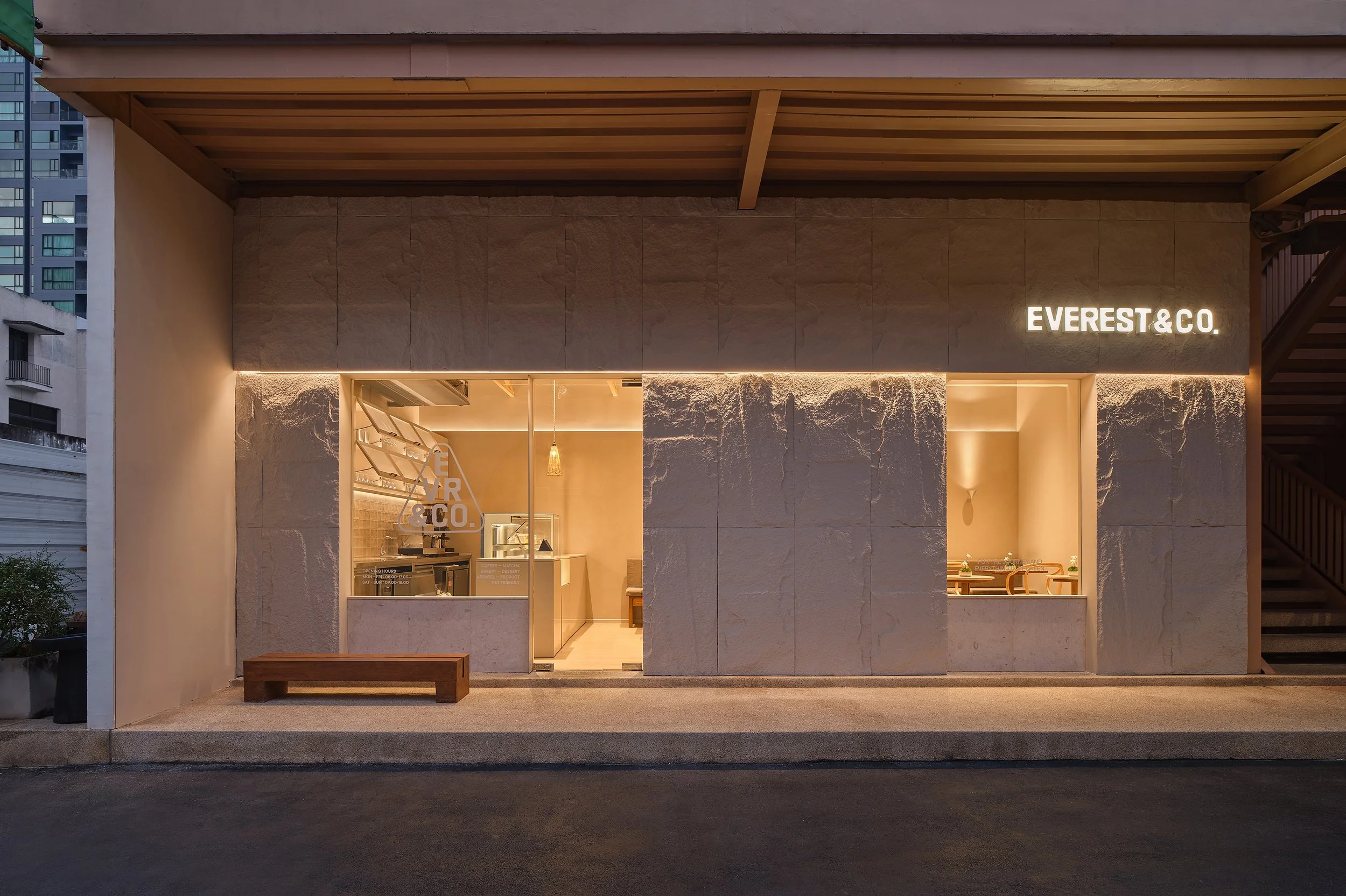 Everest_&_Co-H_001.jpg