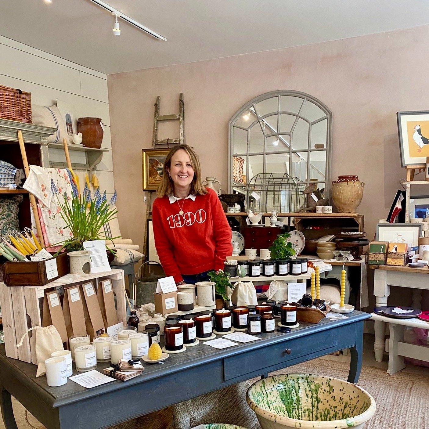 Good Morning, 

Meet maker Katie Smith aka @Stowsmiths who is manning the shop today. &hearts;️

Stowsmiths create 100% soy wax and beeswax candles  in varying shapes and sizes, wax melts and delicious botanical scented diffusers. All with strong eco