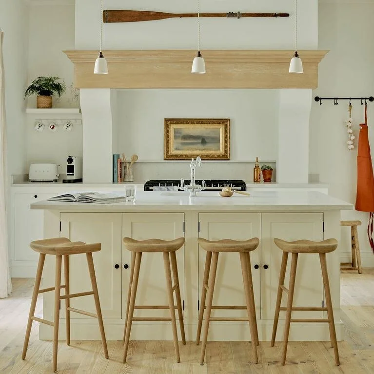 There&rsquo;s a reason neutral tones and oak remain a design favourite.
From kitchens to living spaces, this duo creates a calming, natural feel that never goes out of style. A timeless combo that works just as beautifully in a country kitchen as it 