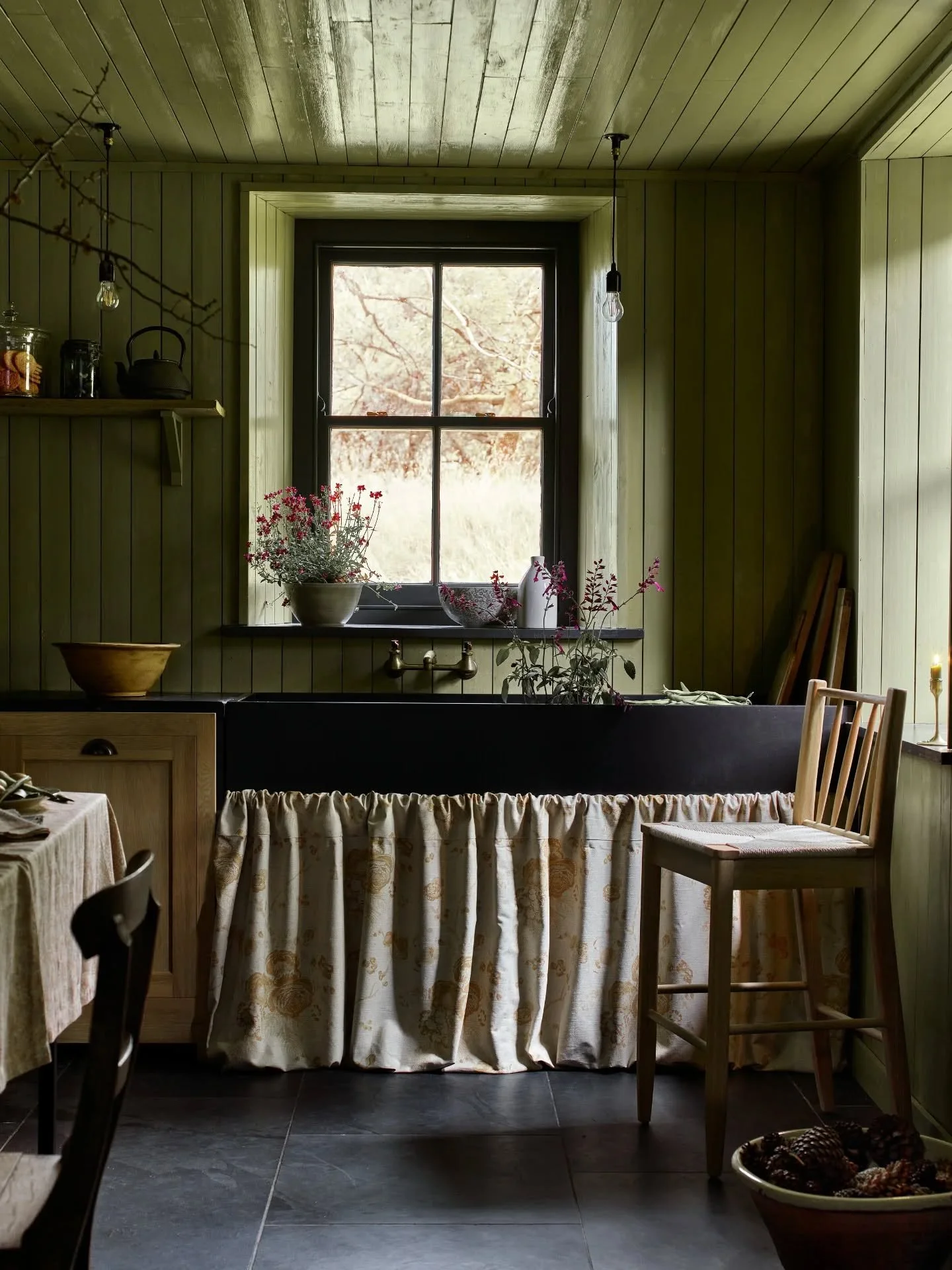 And then came Autumn. 

It's hello again to chilly mornings, to the fire crackling and blankets piled high as we curl up with a hot chocolate. Familiar and cosy, these months a wonderful time to celebrate and relish in the comforts of home.

Autumn i