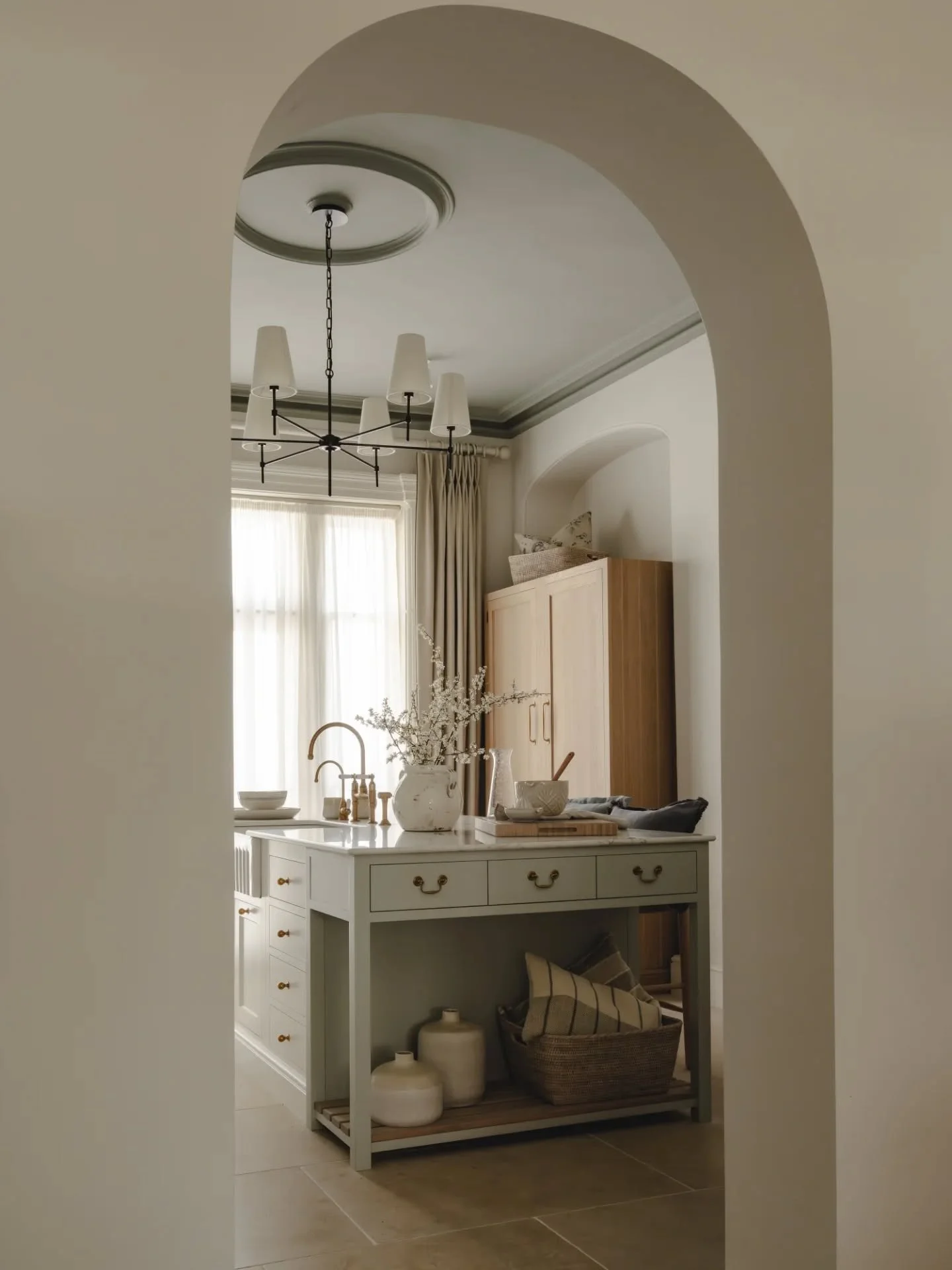 Henley: your new dream kitchen.

Painted in a soft Snow white and dressed with Armac Martin jewellery, it has a gentle, timeless quality that doesn&rsquo;t ask for attention. The tones of Alpine and Moss blue sit softly alongside, not stealing the sh