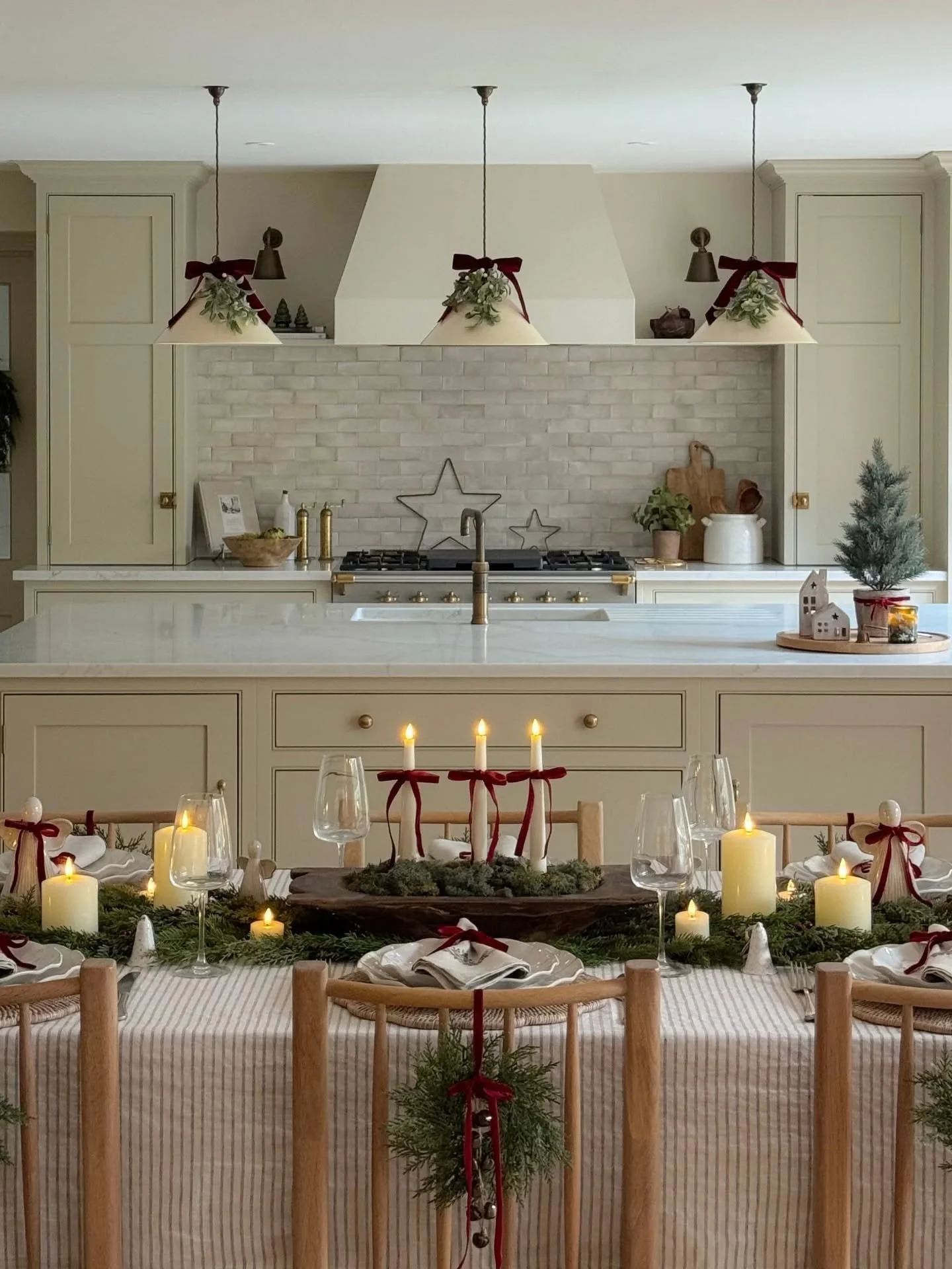 Christmas at Neptune is always timeless and enchanting. It's all about decorating for the festive season in a way that's unfussy and not overly extravagant. There is a wonderful elegance in simplicity, and @rachaelsomervilleinteriors has captured it 