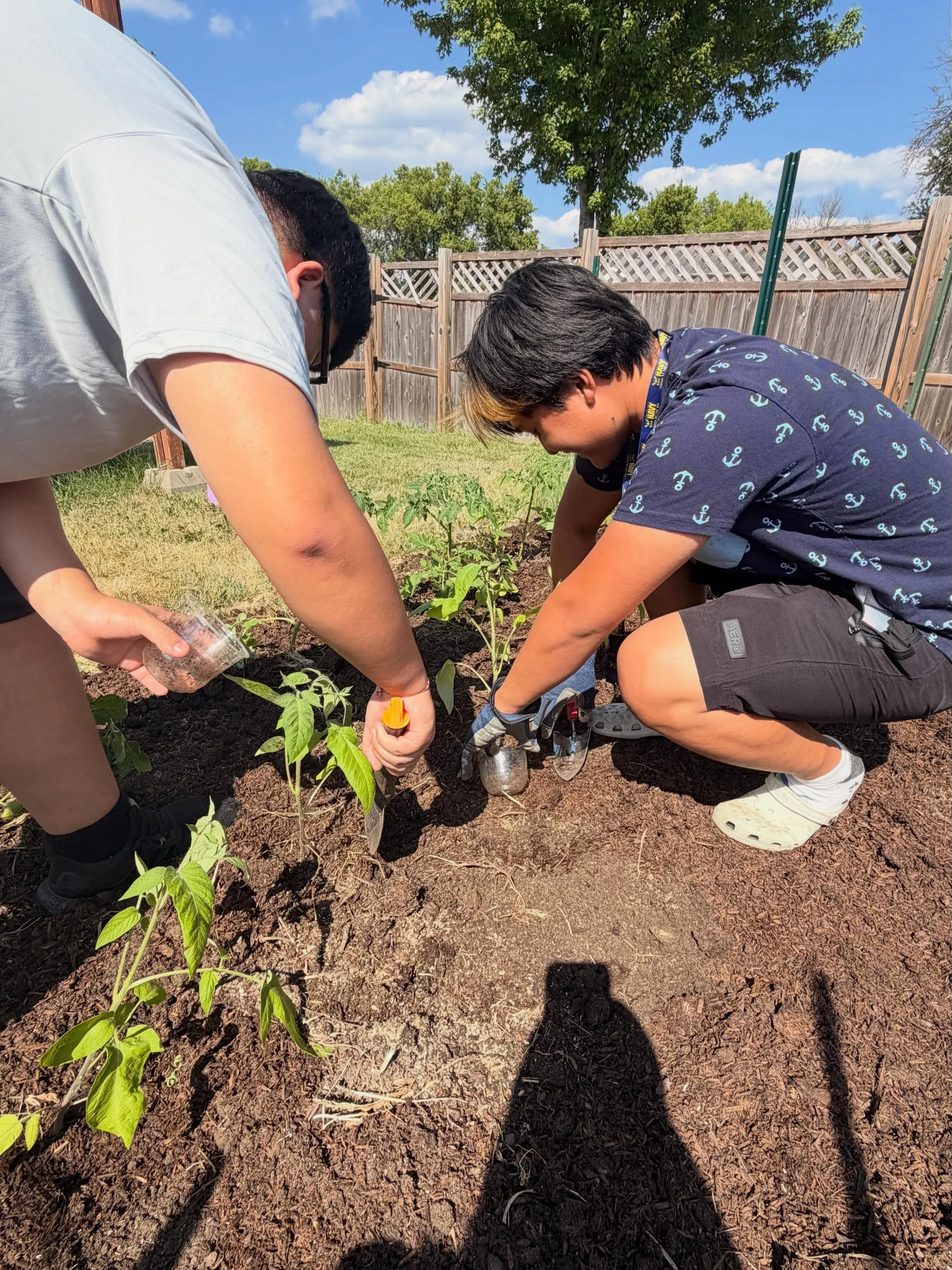 Students recently had the opportunity to learn a little about gardening! We planted a variety of vegetables, got to dig around in the dirt, and sow the seeds of a future community garden. Students even got to take a few plants home! Thank you to @kar