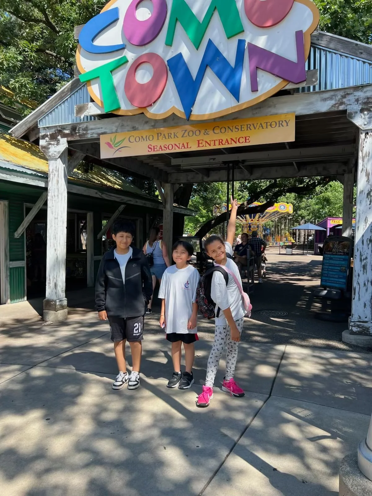 Each Thursday of Beyond Walls summer camp, students take a field trip and this week we visited @comozooconservatory! 

Thanks to Beyond Walls alum and current Zoo Keeper, Gilberto, for taking our students behind the scenes! Students got to meet and f