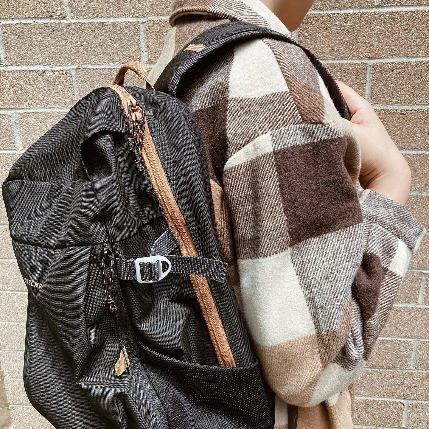 WHAT DO I KEEP IN MY BIRTH BAG?

✨Snacks - usually quick + easy high protein snacks (fruit + nuts + bars)

✨The Birth Partner - I've already posted about my love for this book and it's a great live resource during a labor

✨Change of clothes - let's 