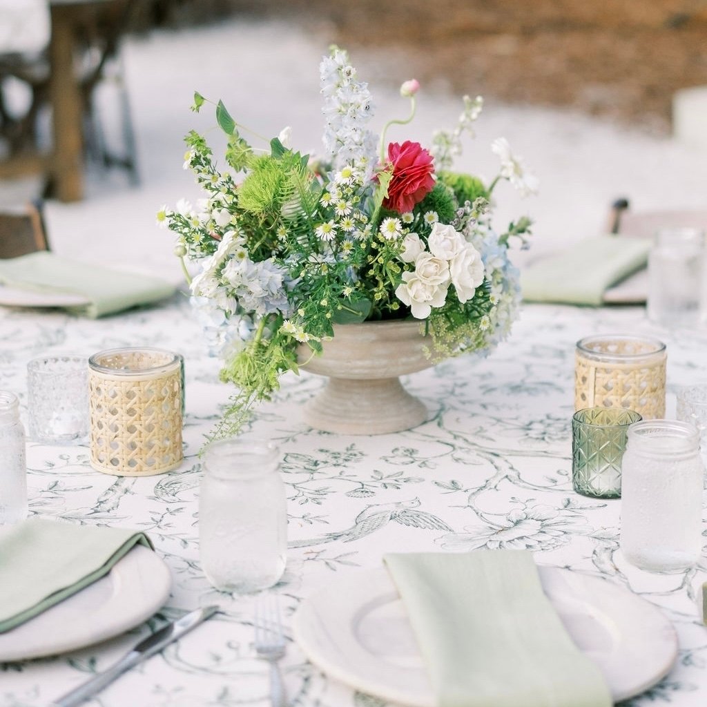 A tablescape fit for spring and summer. 💐 These centerpieces gave this rustic setting the just the right amount of pop.

#tablescape #weddingplanner #eventdesign #weddingflorals