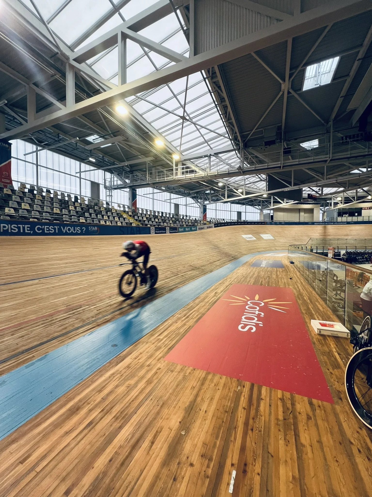 test aerodinamici in velodromo indoor, velodromo indoor con ciclista in test