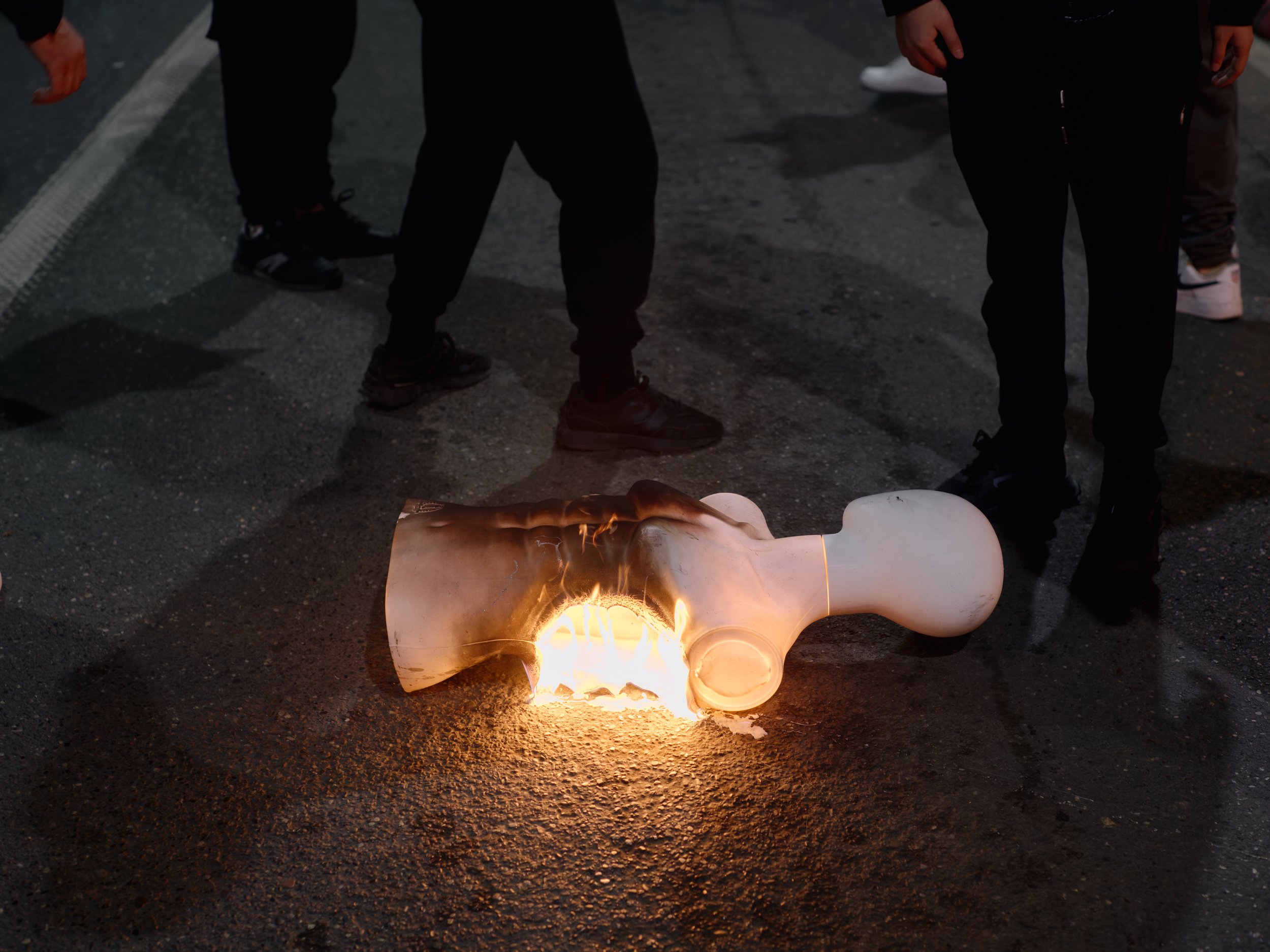 A mannequin burns on a street in Tirana. Some demonstrators use it as a symbol of the rejection of Prime Minister Edi Rama’s cult of personality.