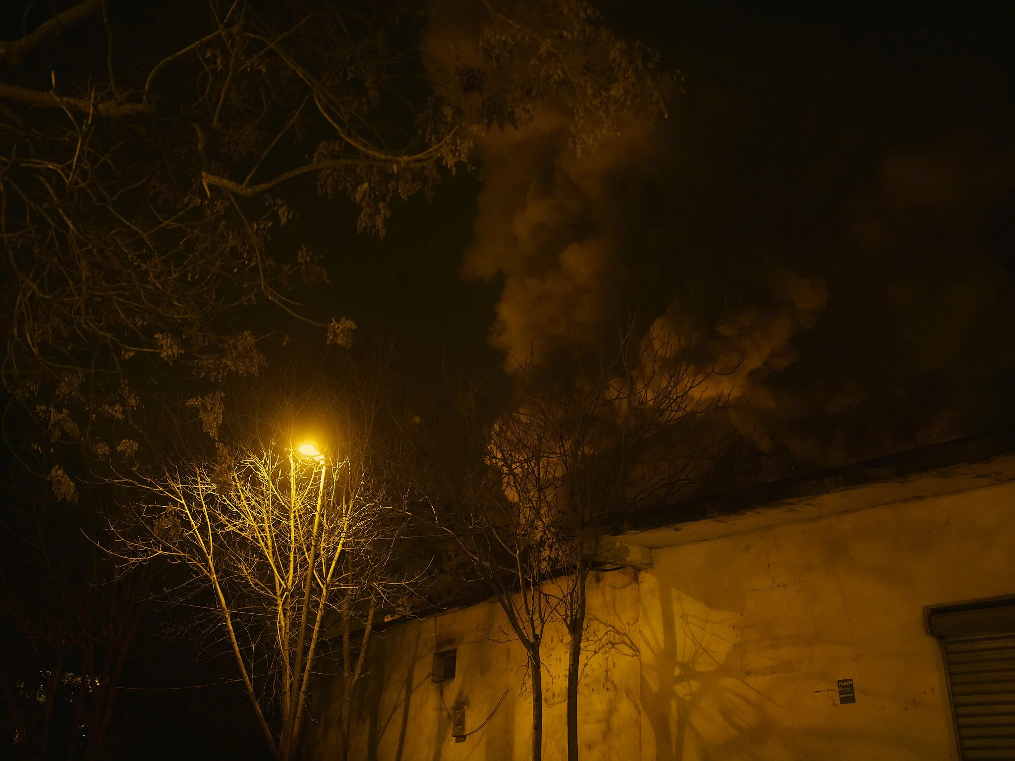 26-01-08-Tirane-Zjarri-Uzina Dinamo 29.jpg