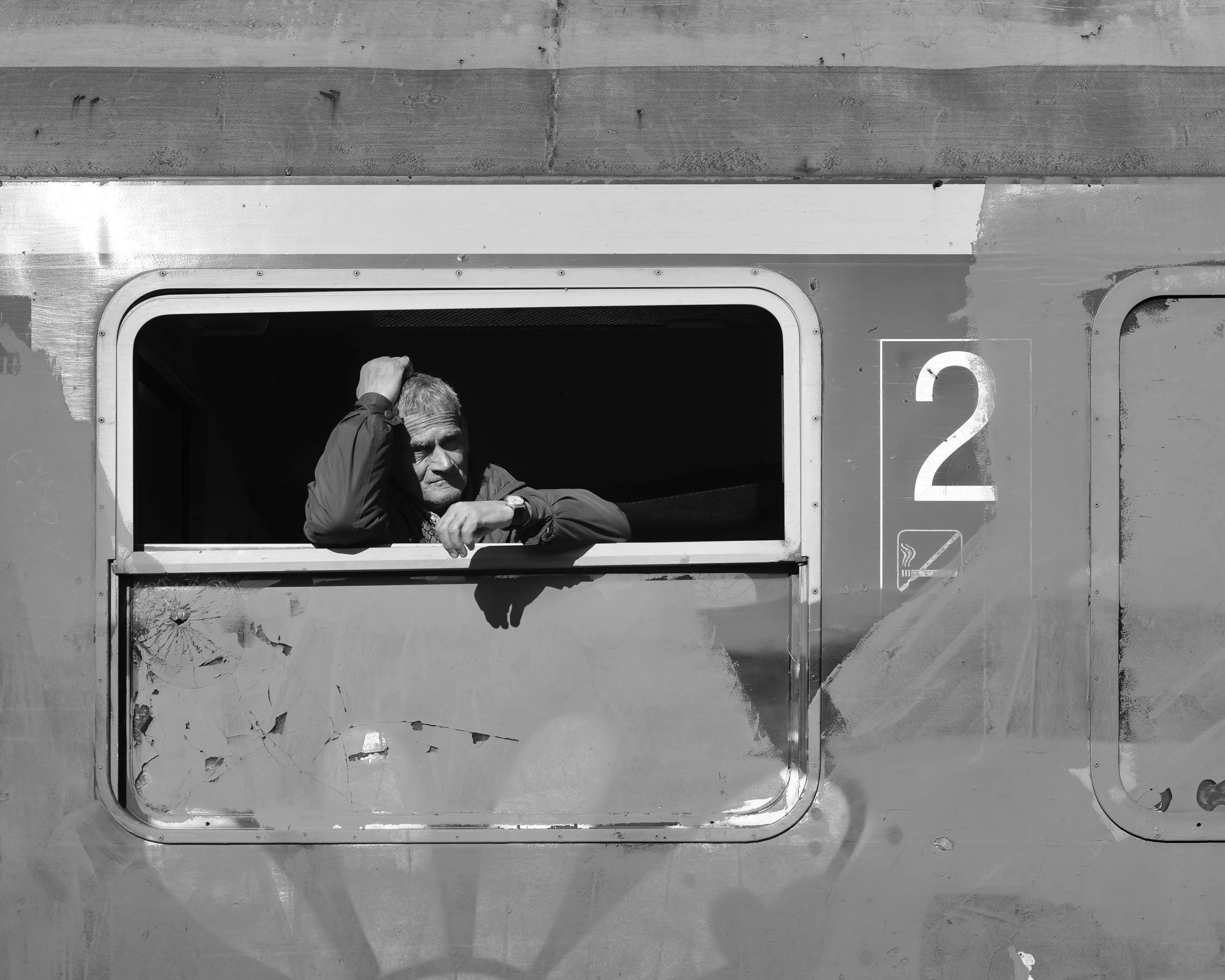 2023-02-12-Waiting for a train-Ne tren.jpg