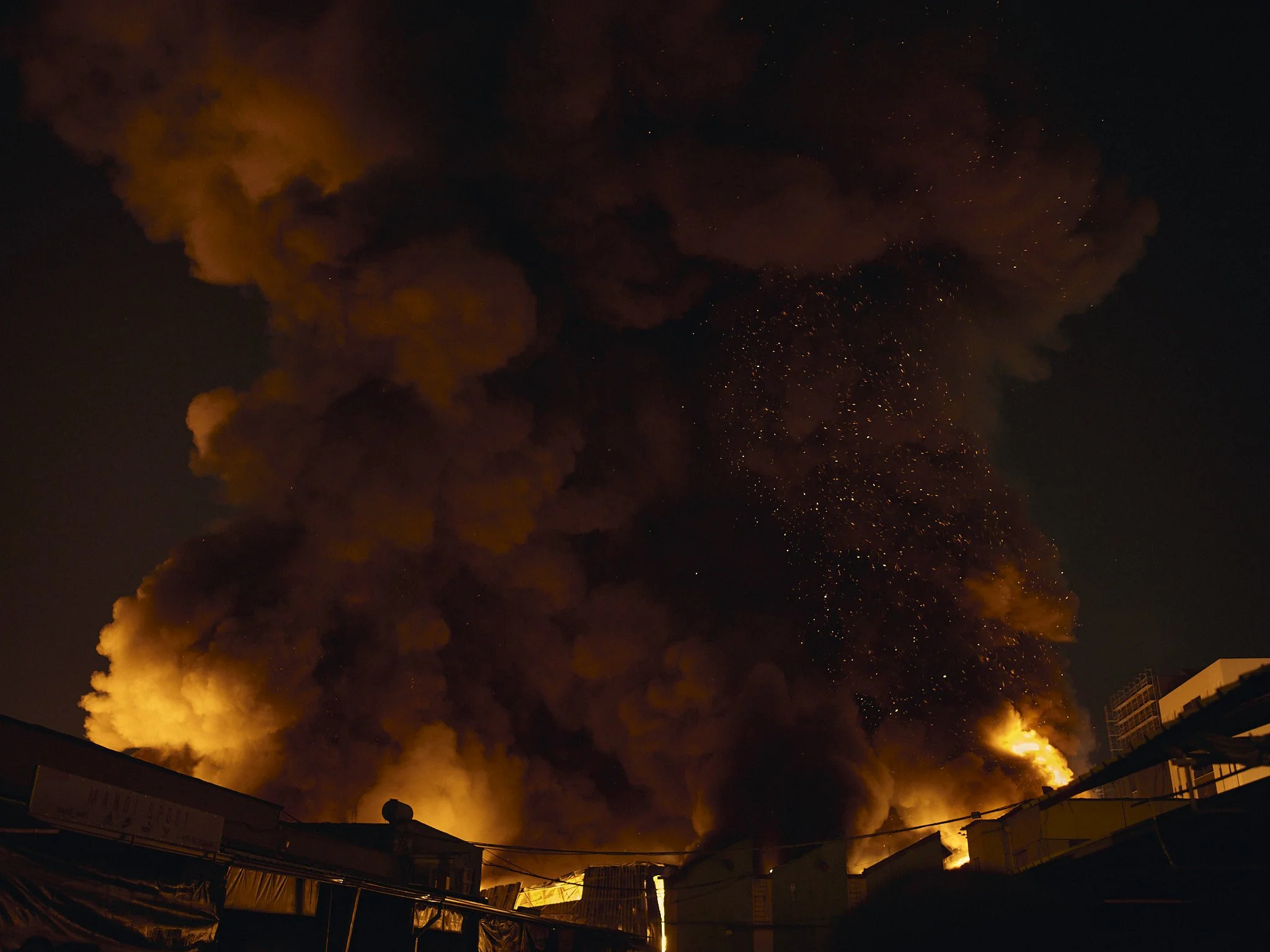 26-01-08-Tirane-Zjarri-Uzina Dinamo 20.jpg