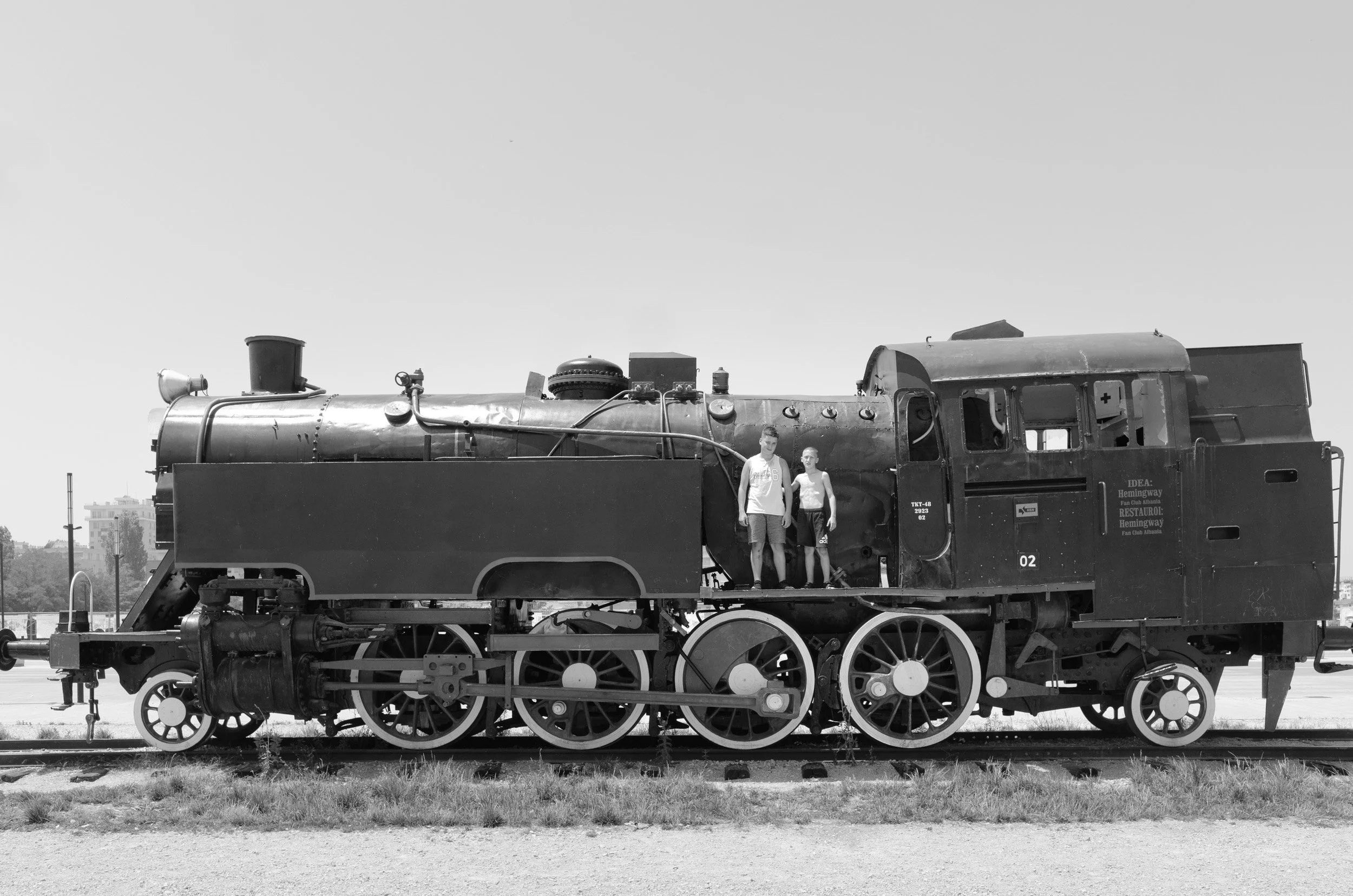 2022-06-22-Tirane-Femijet-Lokomotiva-Waiting for a train.jpg