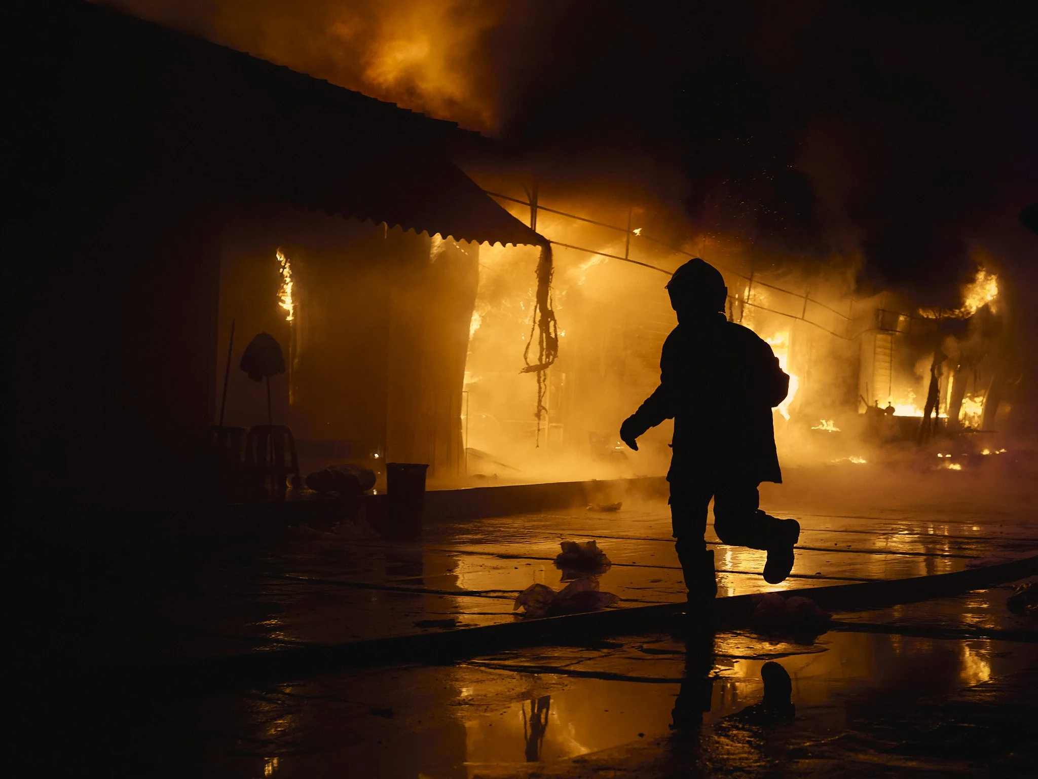 26-01-08-Tirane-Zjarri-Uzina Dinamo 27.jpg