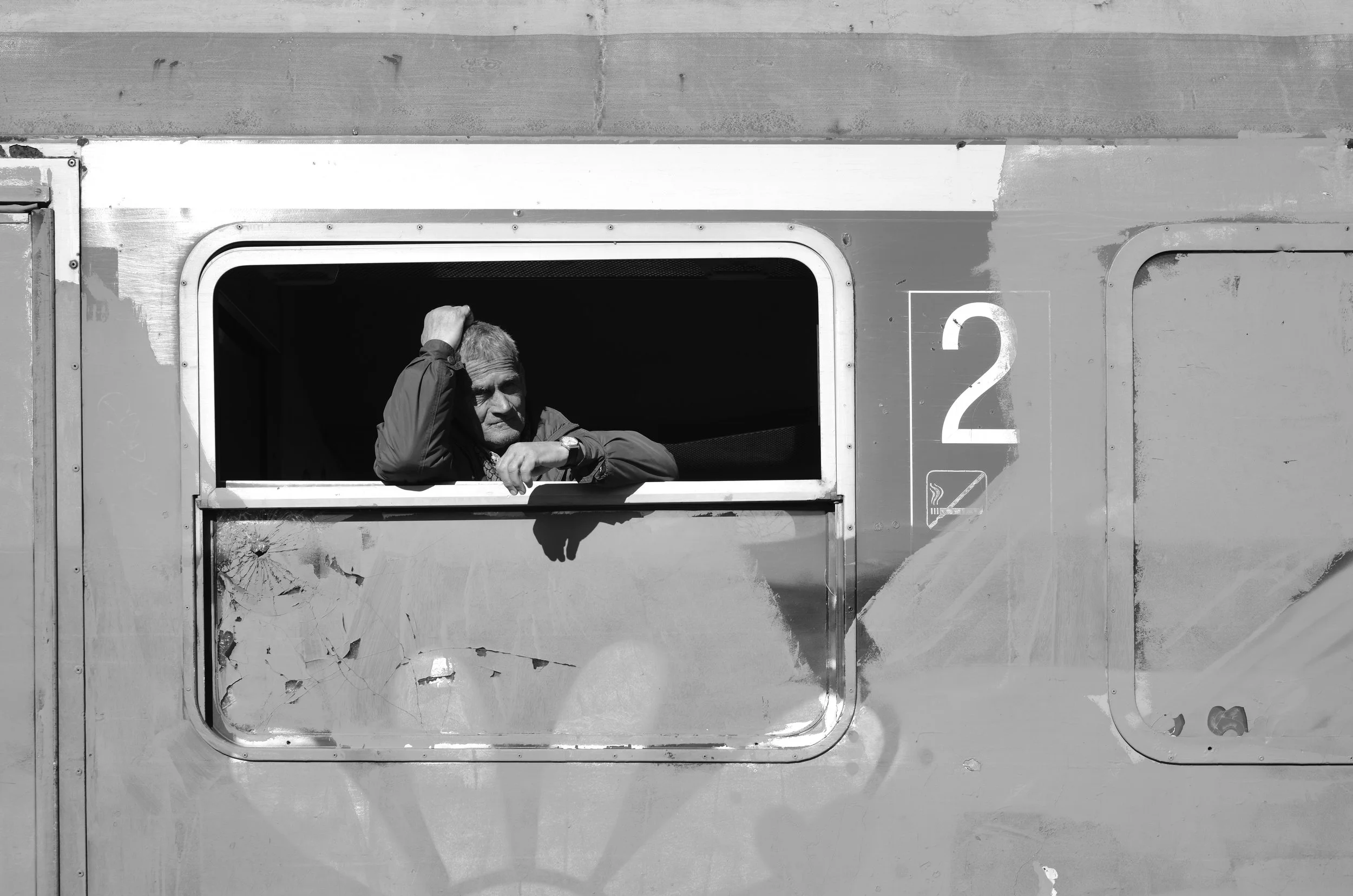 2023-02-12-Waiting for a train-Ne tren.jpg