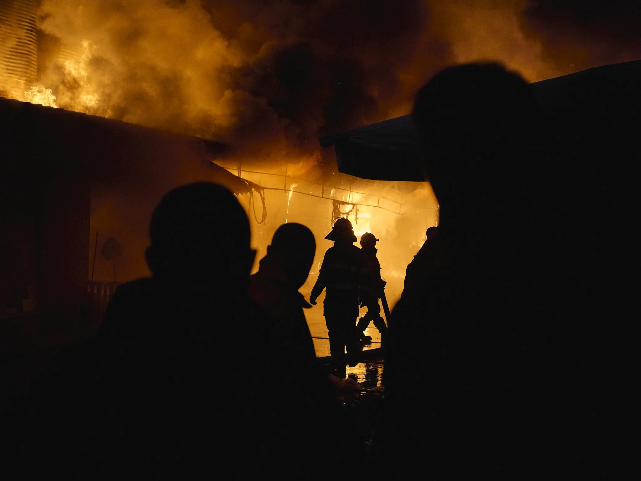 26-01-08-Tirane-Zjarri-Uzina Dinamo 28.jpg