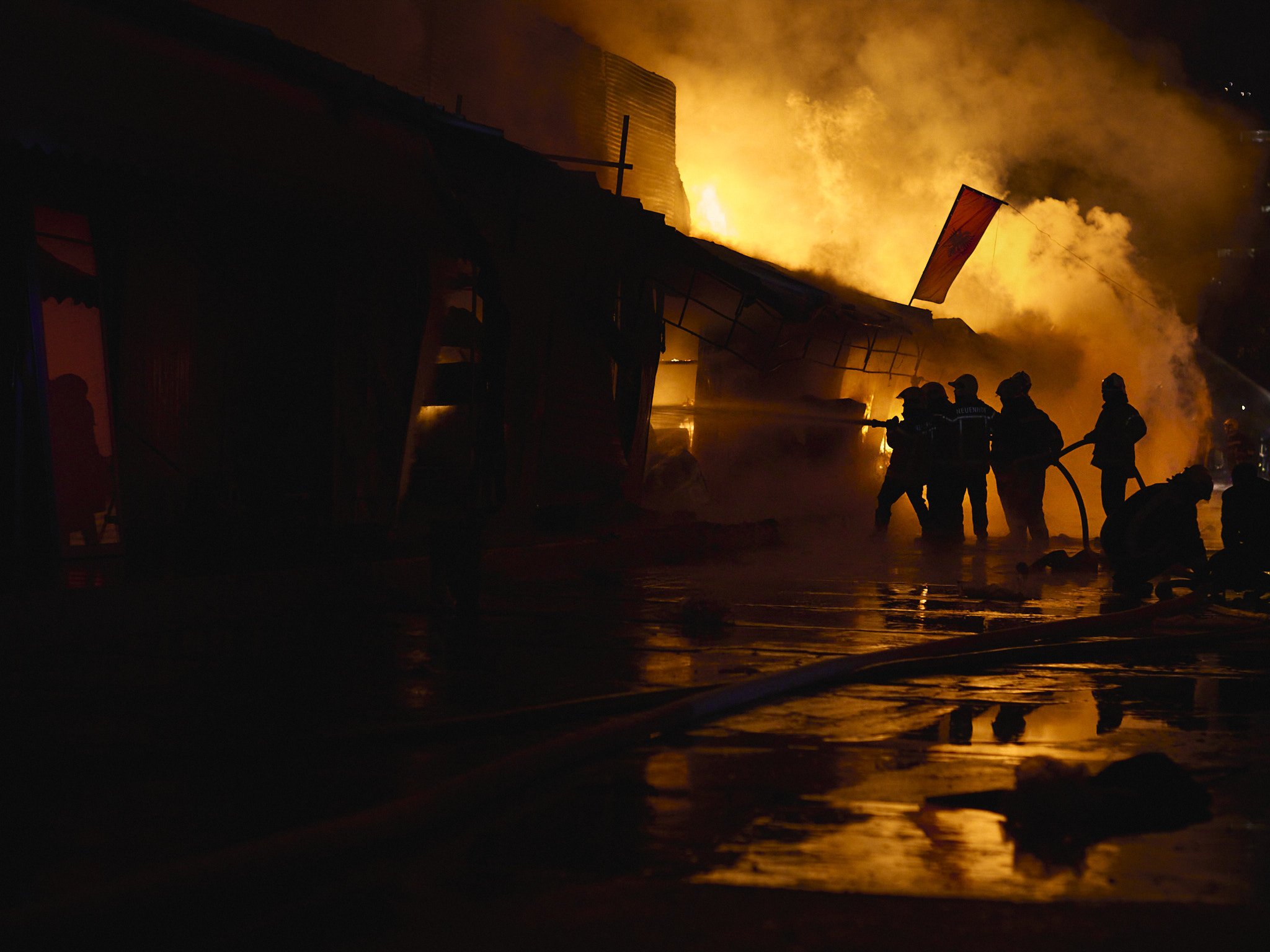 26-01-08-Tirane-Zjarri-Uzina Dinamo 26.jpg