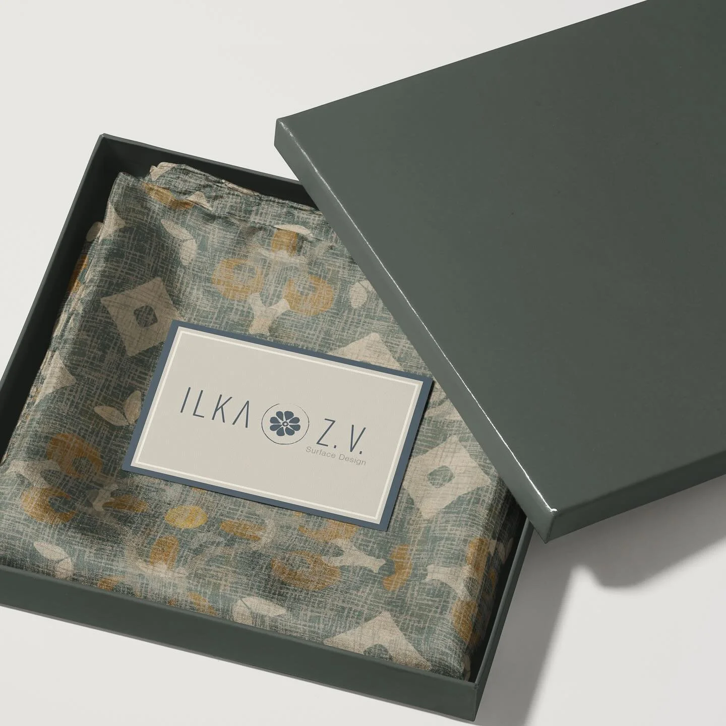 Feeling a little Fall-ish today 🍁 Taking things as they come today. 🍂✨

#SurfacePatternDesign #MoodThroughColor #scarfdesign #scarf #fall #patternlove #HomeTextiles #surfacepatterndesigner