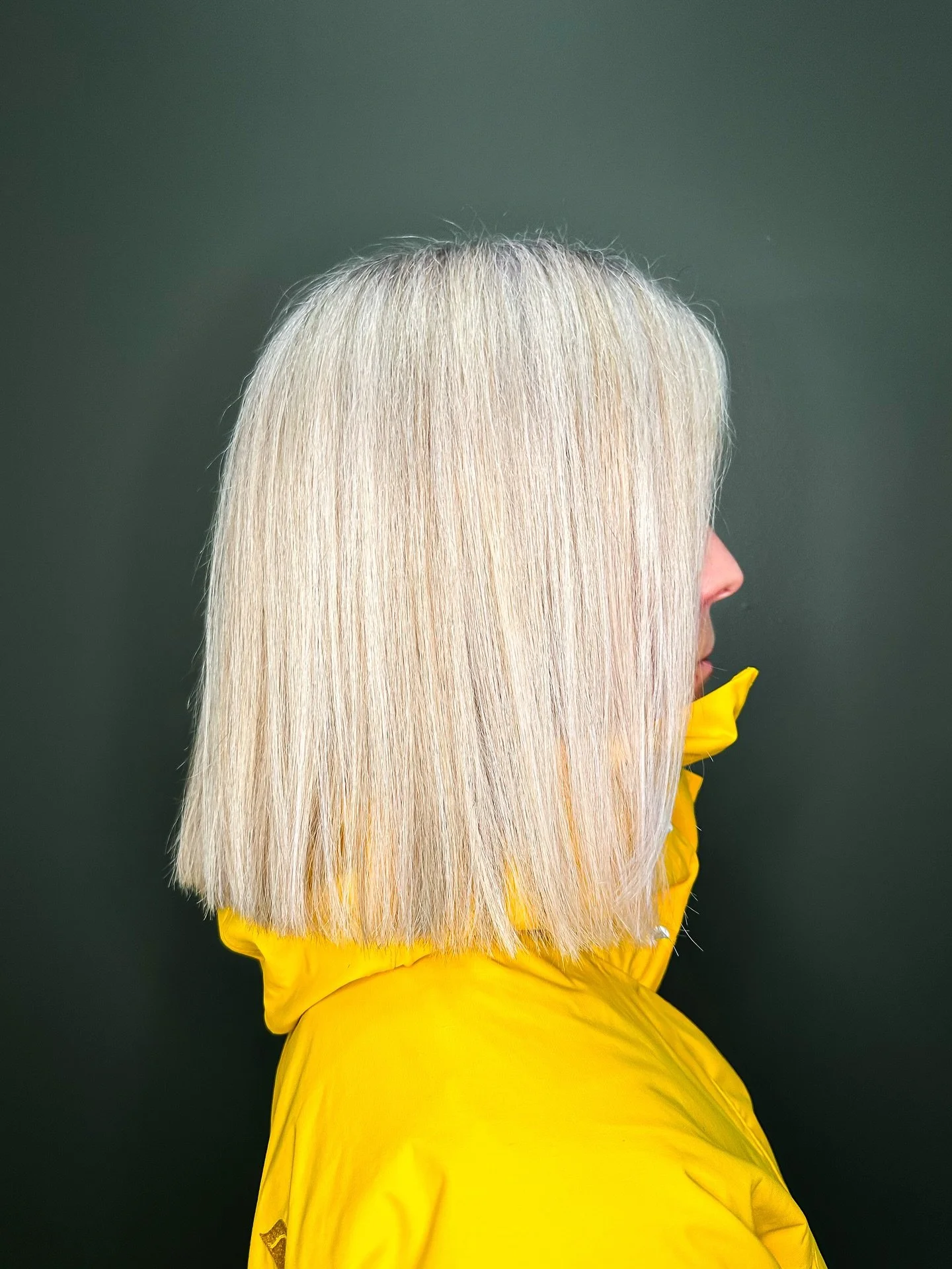 Mitt spr&aring;k &auml;r f&auml;rg. 🫟

Jag ser livet i nyanser.
I skiftningar, toner, mellanrum.

D&auml;r andra ser h&aring;r
ser jag ljus, textur, k&auml;nsla.
R&ouml;relse. Riktning.

F&auml;rg &auml;r energi.
Nyanser &auml;r liv.

Allt f&ouml;r&