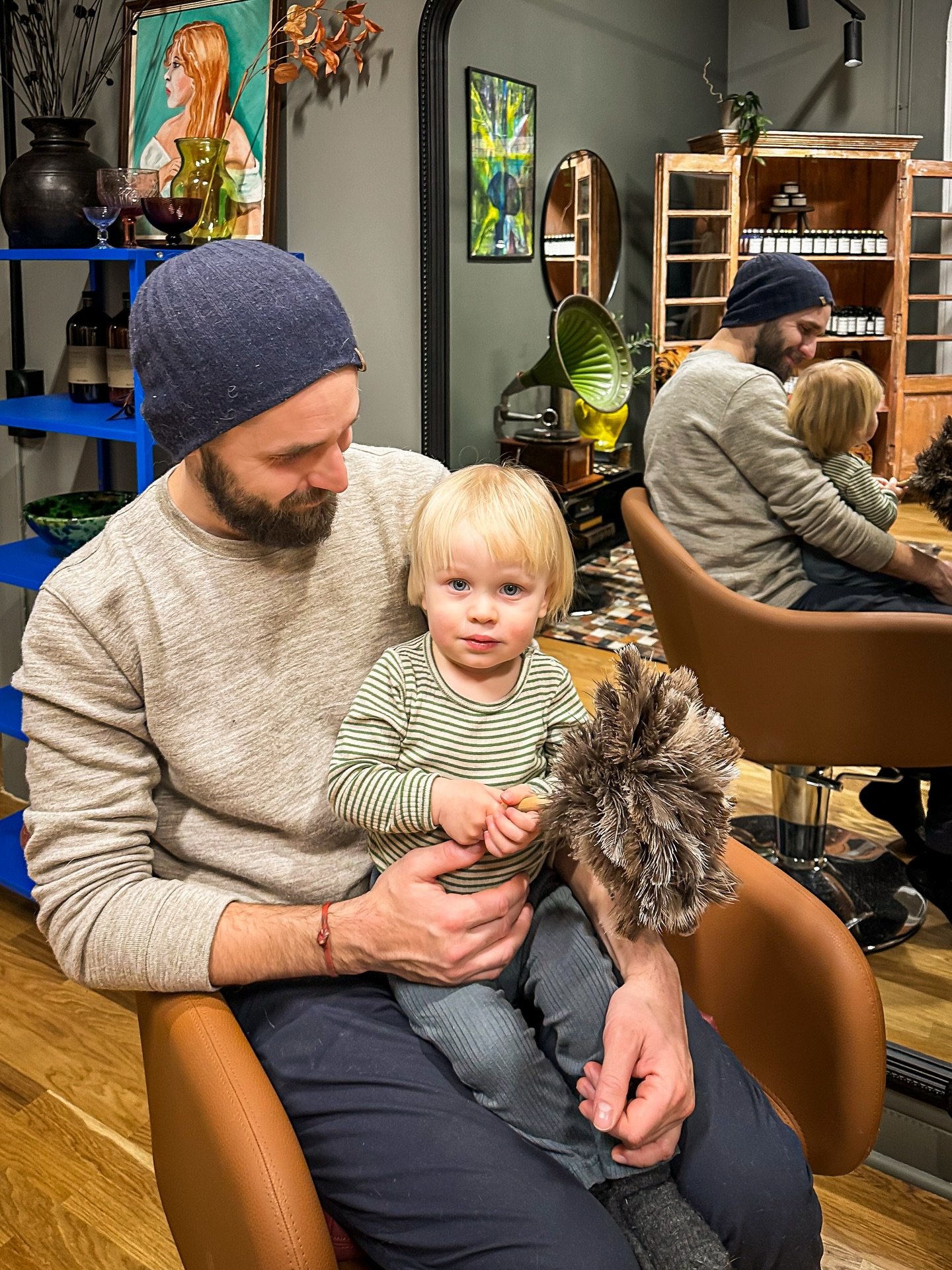 Liten m&auml;nniska.
Stort &ouml;gonblick.✨

Livets f&ouml;rsta klippning f&ouml;r August,
trygg i pappas famn.

Tack f&ouml;r f&ouml;rtroendet ✂️
@kalleflodin @christine_kjaer 

#fris&ouml;r #ekofris&ouml;r #sollefte&aring; #v&auml;sternorrland