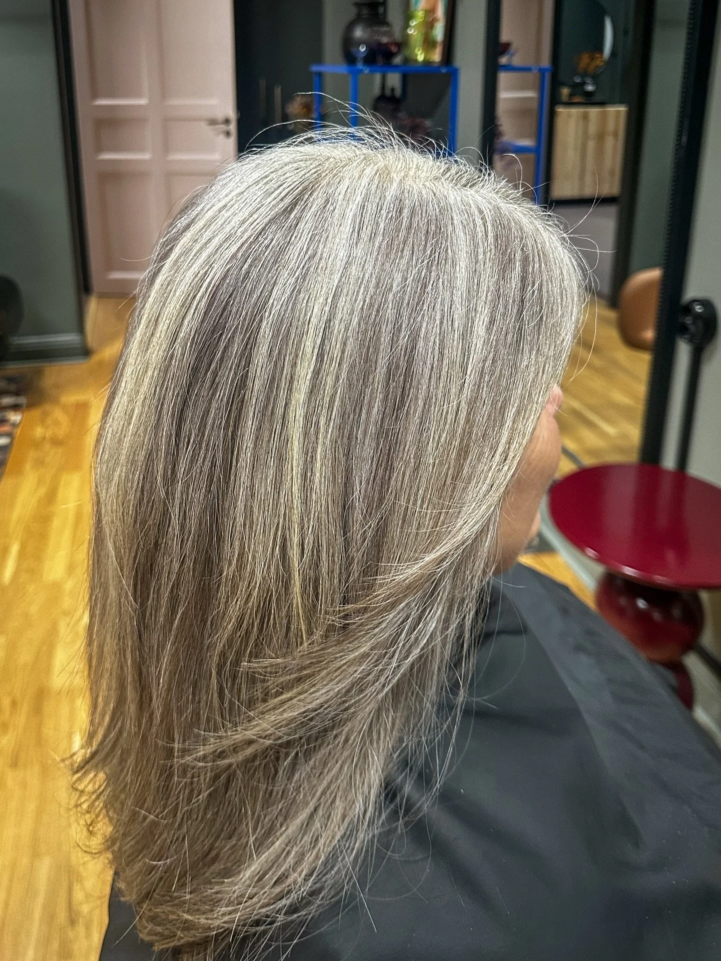 Seamless grey blend. 
Skuggat d&auml;r hennes egen f&auml;rg redan finns. 
Subtilt och sj&auml;lvklart. 🩶🤍

#salongnaturligtvis #greyhairdontcare #fris&ouml;r #ekofris&ouml;r #fris&ouml;rsollefte&aring; #v&auml;sternorrland