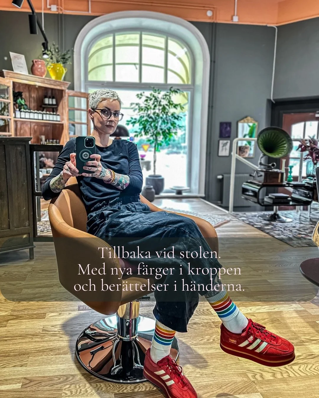 Tillbaka vid stolen &ndash; med fler f&auml;rger i h&auml;nderna
och nya nyanser i blicken.

Efter veckor i filmens v&auml;rld har jag landat hemma.
I salongen. I rummet jag sj&auml;lv skapat.
H&auml;r m&ouml;ts det konstn&auml;rliga och det h&aring;