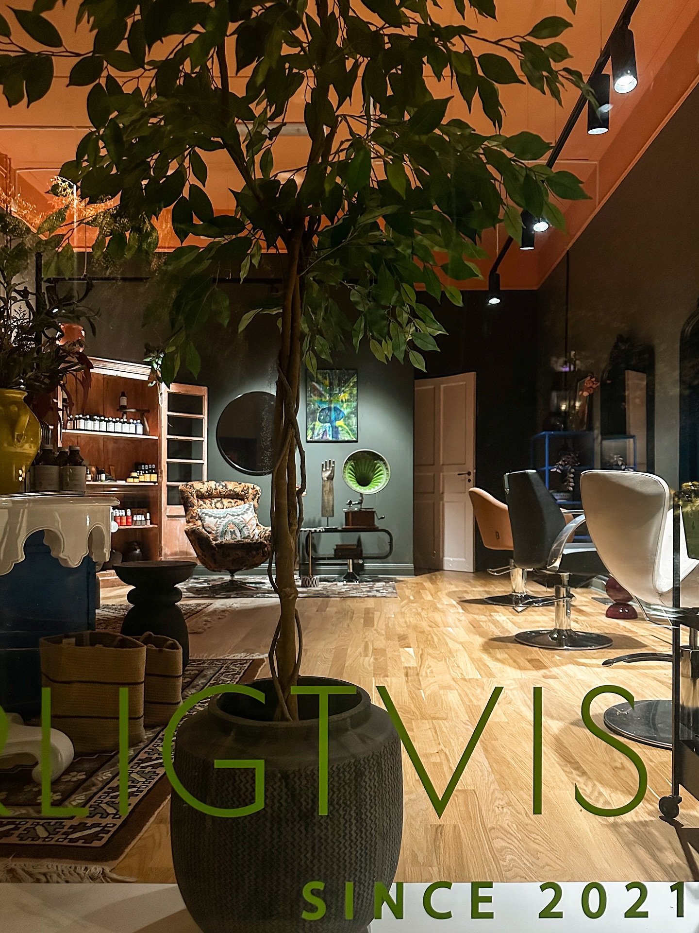 Det ska inte vara jobbigt att g&aring; till jobbet.
Den k&auml;nslan stannar utanf&ouml;r d&ouml;rren.

H&auml;r blir jag lycklig av f&auml;rger, m&ouml;nster
och sm&aring; detaljer ingen annan ser.
Som ett barn p&aring; en lekpark.
Kreativitet. Och 