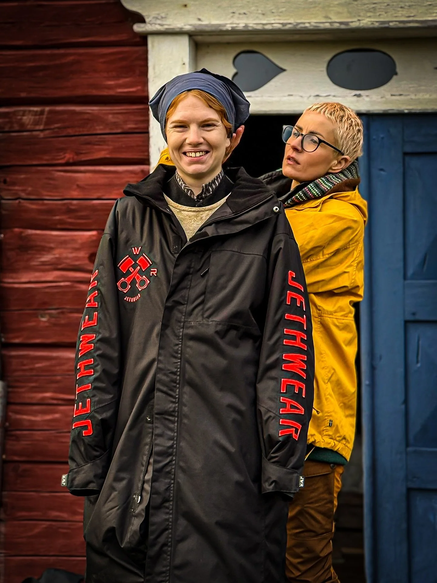 Mellan tagningar. ✨🎬
Jag p&aring; mask, M&auml;rta p&aring; kostym, Fedelia i huvudroll.
Kallt om h&auml;nderna, varmt i hj&auml;rtat.
Vi skapar, fryser, skrattar.
Sm&aring; &ouml;gonblick. Stora minnen.
Teamwork. 💛

#svenskfilm #lifsensrot #kostym