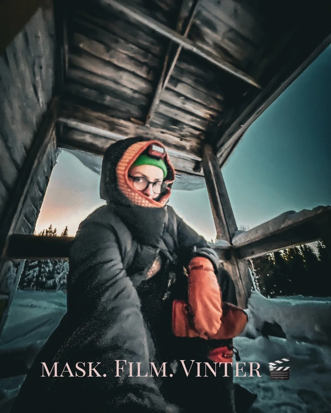 Sn&ouml; upp till kn&auml;na.
En f&auml;bod n&aring;gonstans i Norrland.
Och n&auml;sta scen tar form. 🎬

Mitt arbete r&ouml;r sig ibland mellan
salongen och filmens v&auml;rld.

N&auml;sta uppdrag v&auml;ntar
12 mars &ndash; 31 mars,
d&aring; jag &