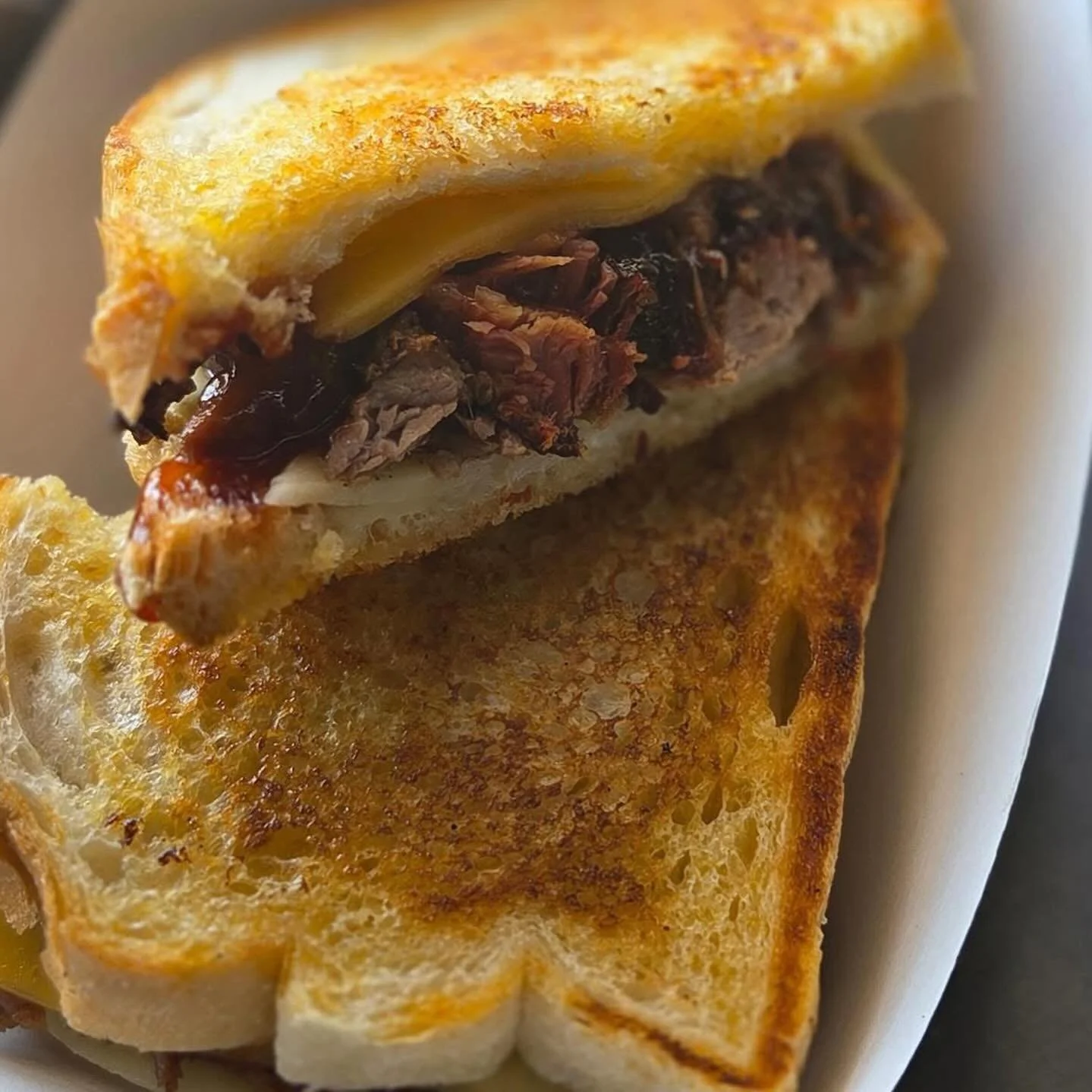 Smokin&rsquo; Roux serving outside the Myriad taproom from 5-8 this evening (Saturday)!

Swipe to photo 3 for their mouthwatering menu. 

See you soon 🤘