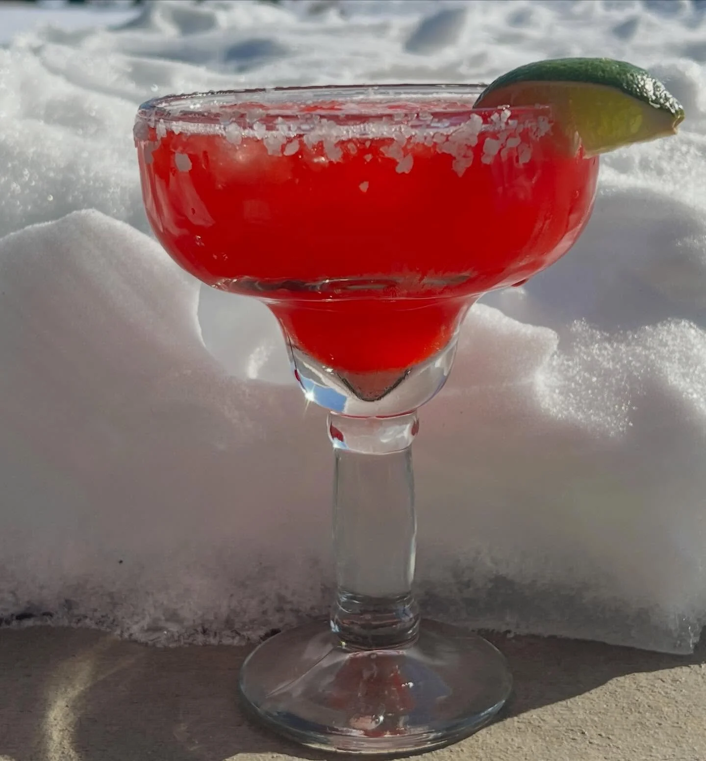 🍓 The Bubble-Rita 😍

Tequila, triple sec, strawberry puree, lime juice, topped with Prosecco. 

It&rsquo;s February&rsquo;s Cocktail of the Month! 

Doors open at noon today (Sunday) and Smokin&rsquo; Roux will be outside serving lunch from 12-3🤘
