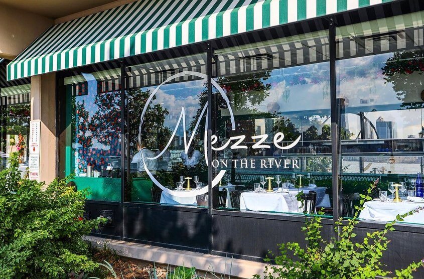 Hello Friday Favorites! Looking for a restaurant to check out this weekend?

Take a step outside of the city and visit Mezze on the River located between North and @southcovenyc for a Mediterranean dinner or Santorini inspired brunch next to the Huds