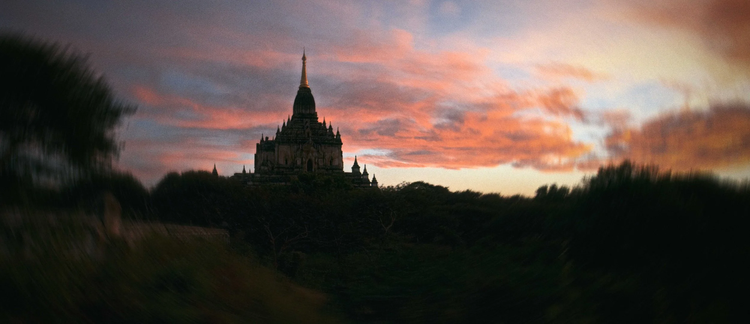 Picture_of_bagan_myanmar_at_sunste_with_a_temple.jpg