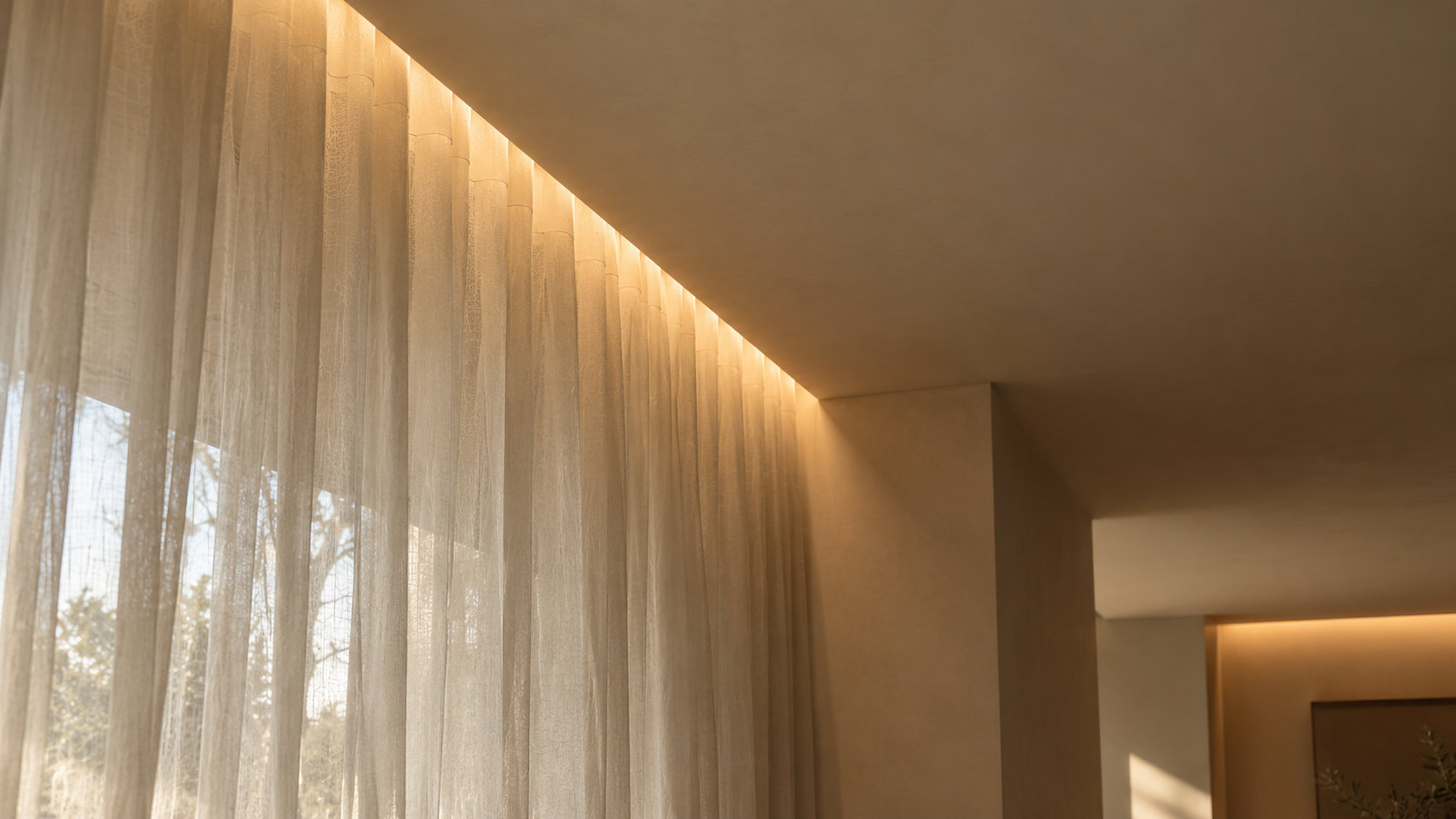 Iluminación indirecta LED oculta en el techo que ilumina una cortina translúcida junto a la ventana — solución de iluminación ZONA