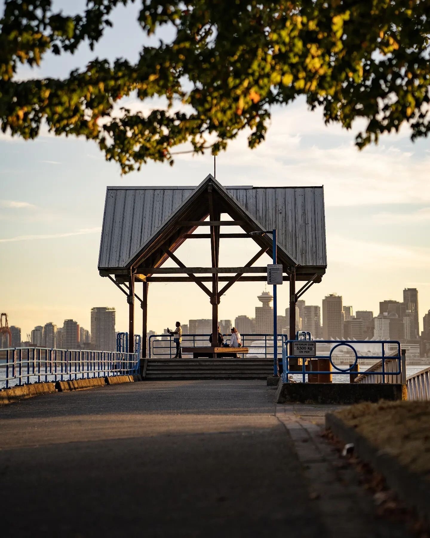 Golden Hour at the Gazebo 😍 

@kgug.yvr

#northvancouver #sunset #goldenhour #lowerlonsale #lolo #photography #beautiful