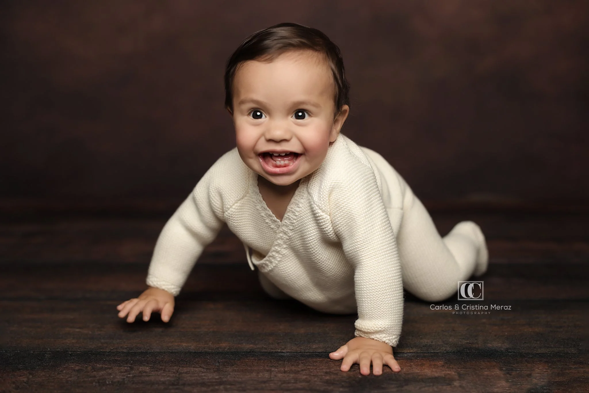 one-first-birthday-portrait-irvine-ca-crawling.jpg