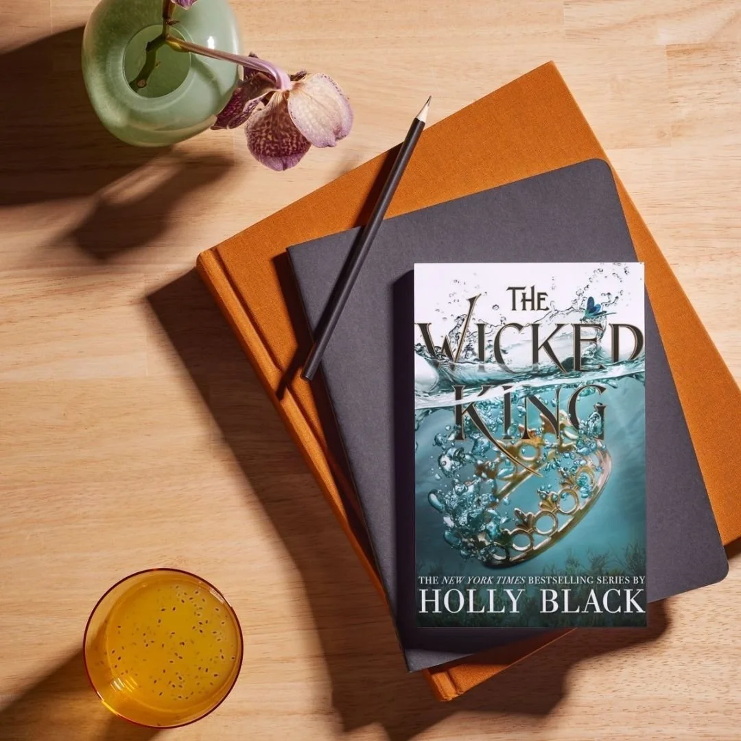 For this week's Bookish Thoughts, I'd like to talk about 'The Wicked King' by Holly Black.

📚 Thoughts

Jude has finally achieved a place of power and will do everything she can to use her position to protect her family and the ones she loves. But w
