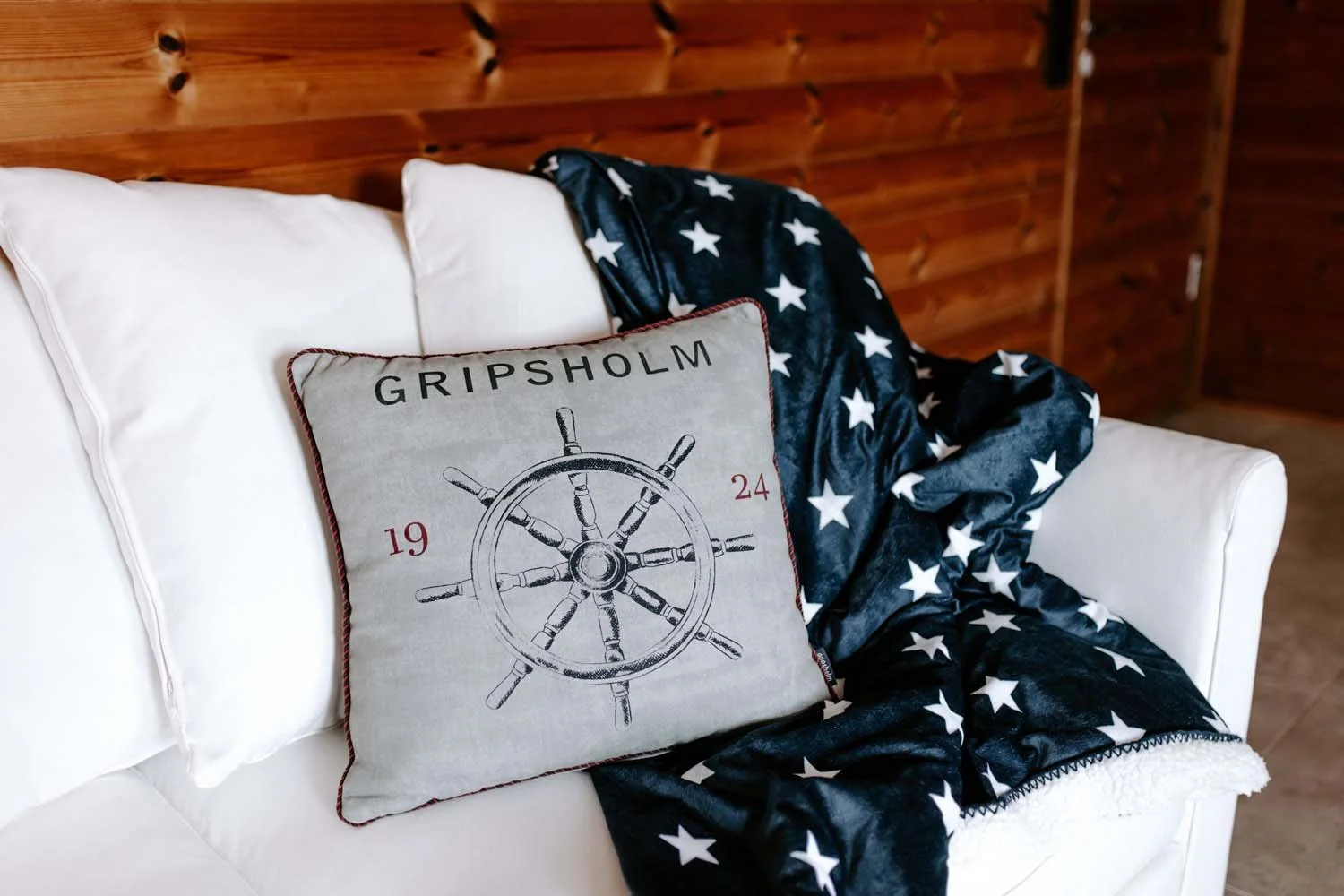 Merellinen sisustus Peterzénsin boathousessa Kustavissa, Gripsholm-tyyny ja tähtikuvioinen peitto