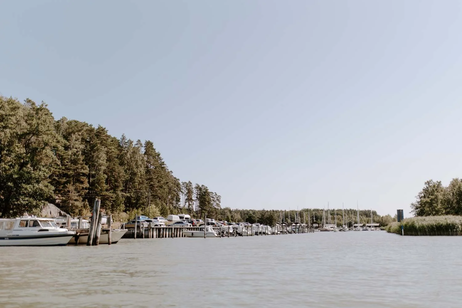 Peterzénsin vierasvenesatama kesällä Kustavissa, veneitä laitureissa ja saaristomaisema