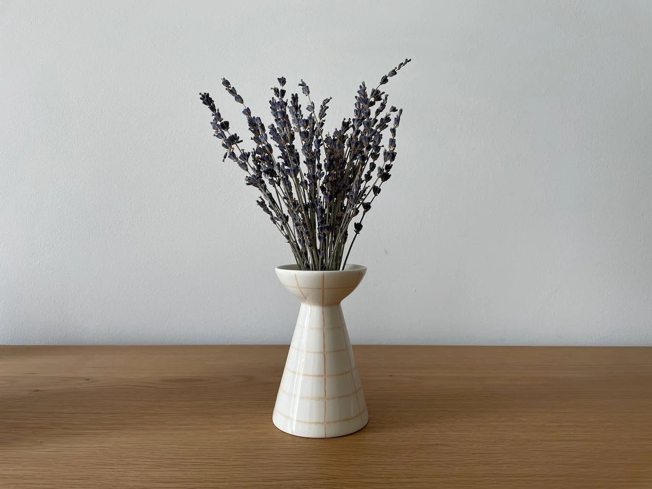 Vase mit Lavendel in der Praxis von Judith Halbach