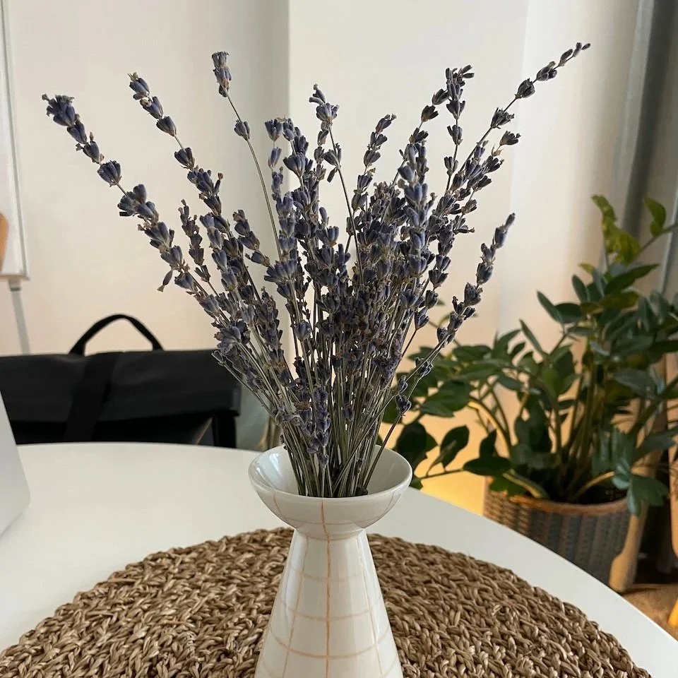 Vase mit Lavendel in der Praxis von Judith Halbach