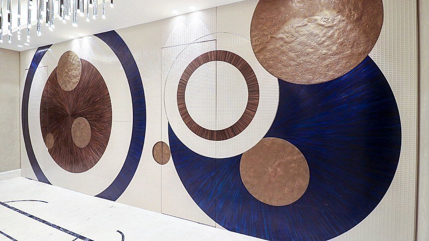 What an entrance!
Love the mixture of materials used for this feature wall. Bronze textured shagreen discs with starburst straw marquetry ✨
Designed by @icone_interior_london