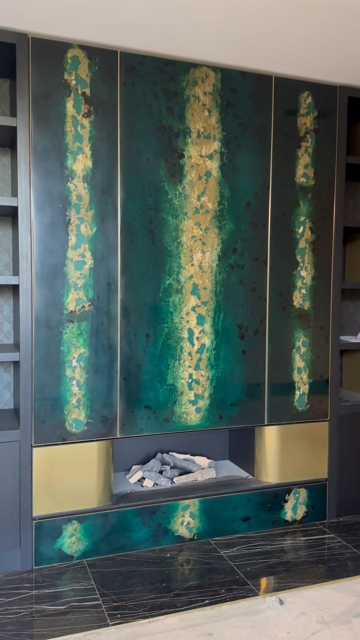 Emerald and Gold Resin Artwork panels installed yesterday for this stunning feature fireplace.
Commissioned by @renatadrumond